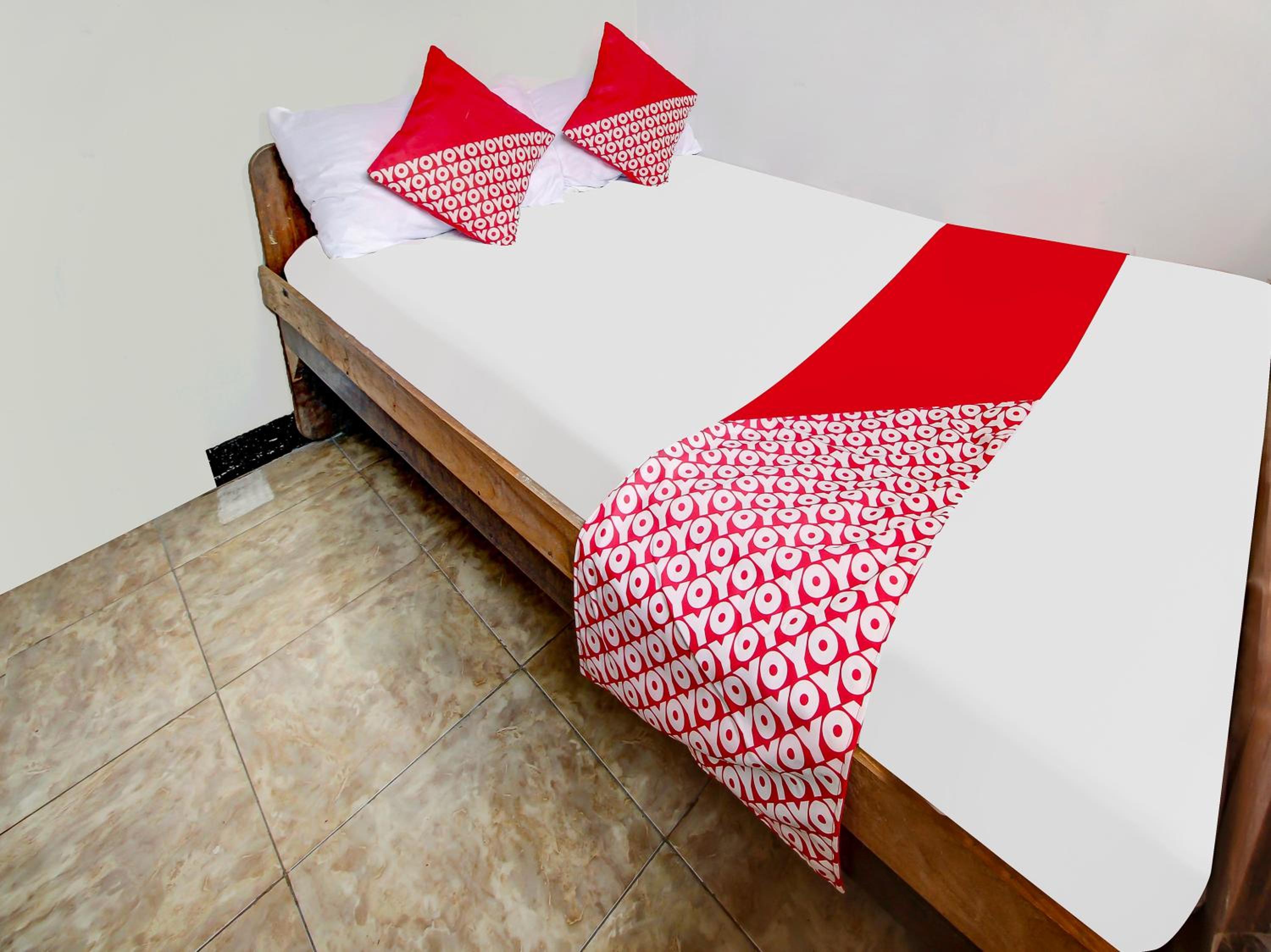 Budget Double Room - Photo 12