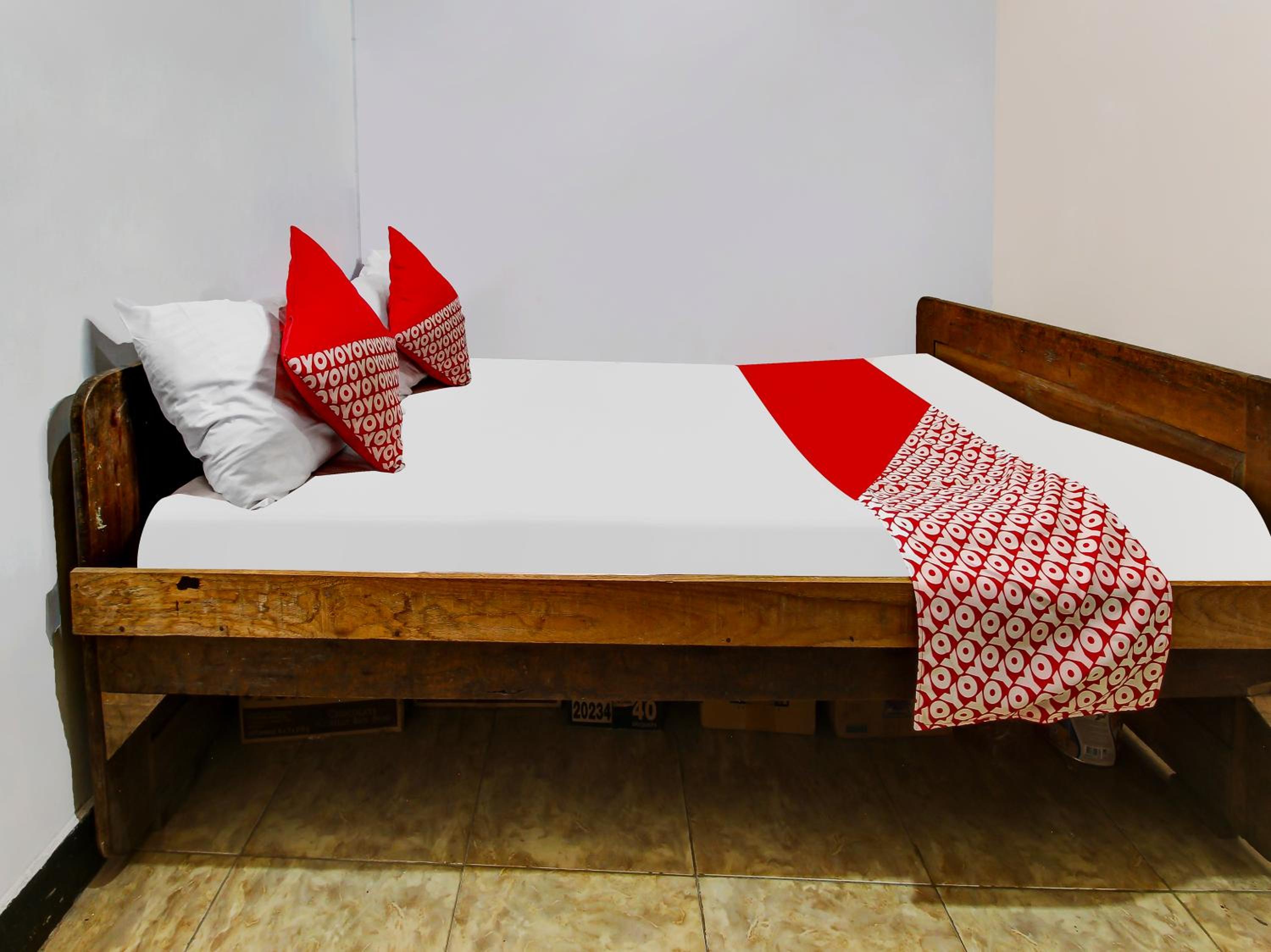 Budget Double Room - Photo 11