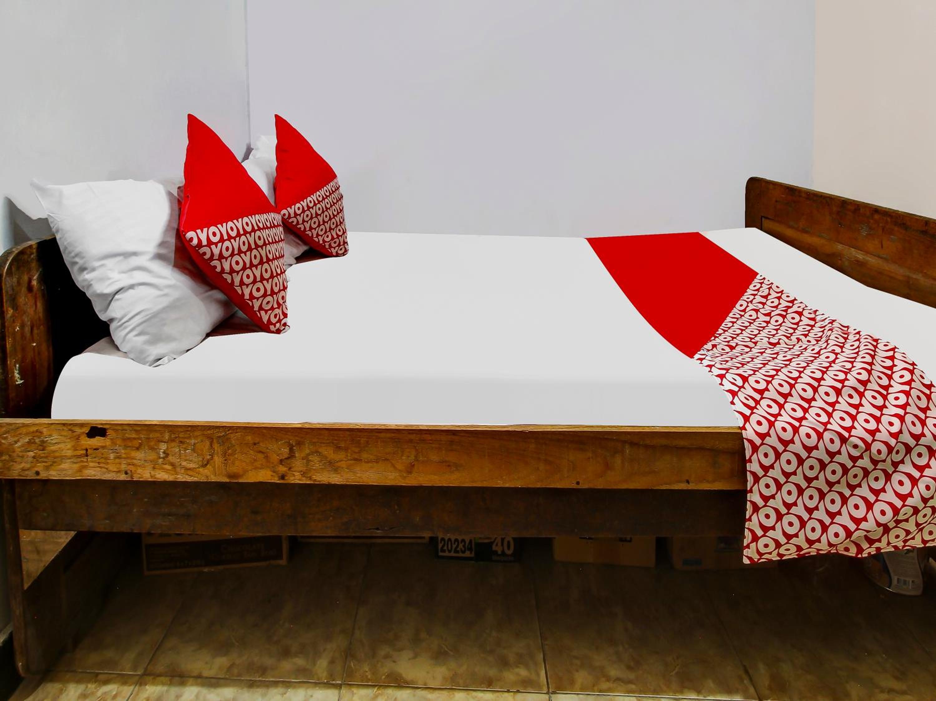 Budget Double Room - Photo 10