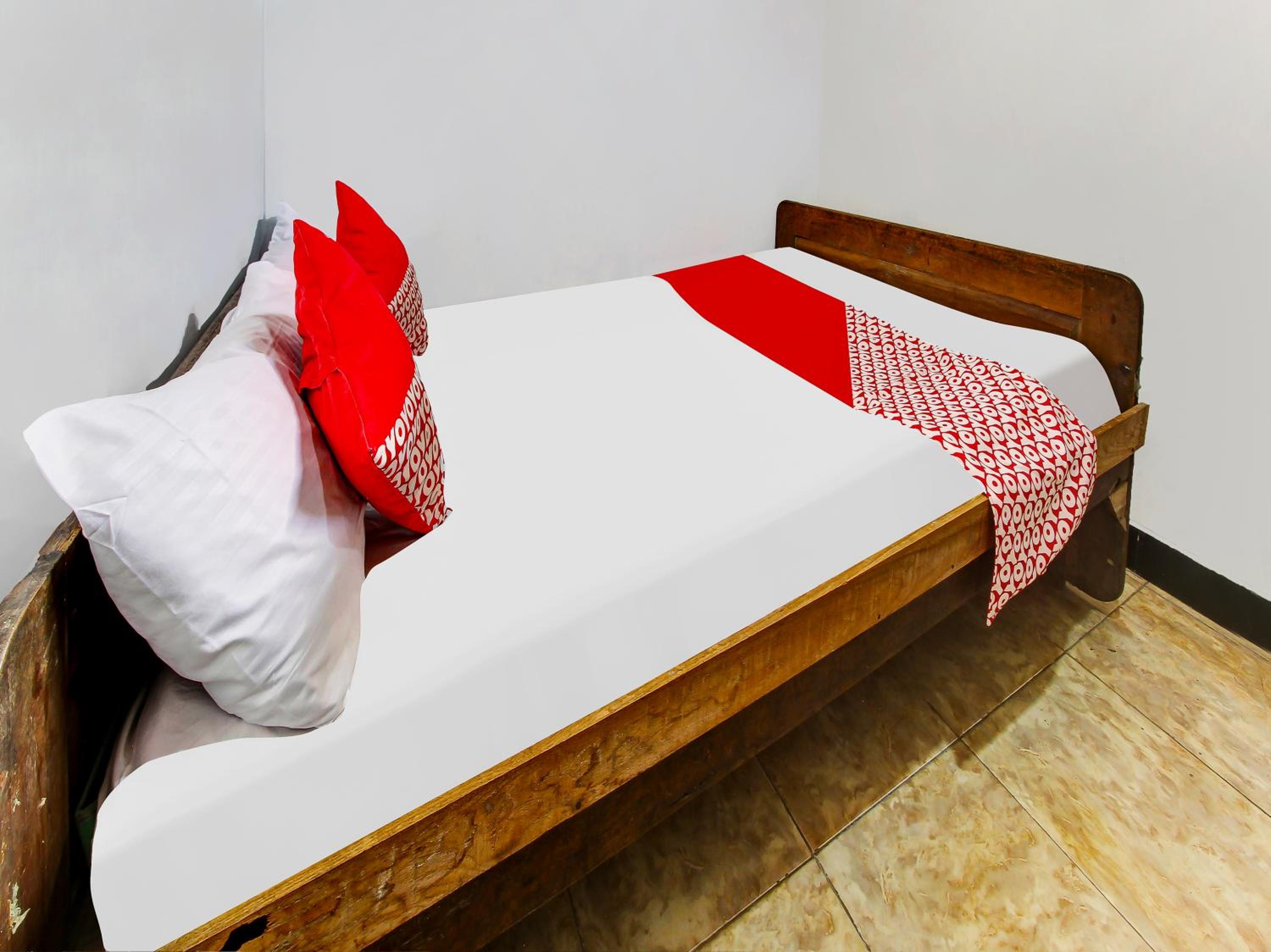 Budget Double Room - Photo 9