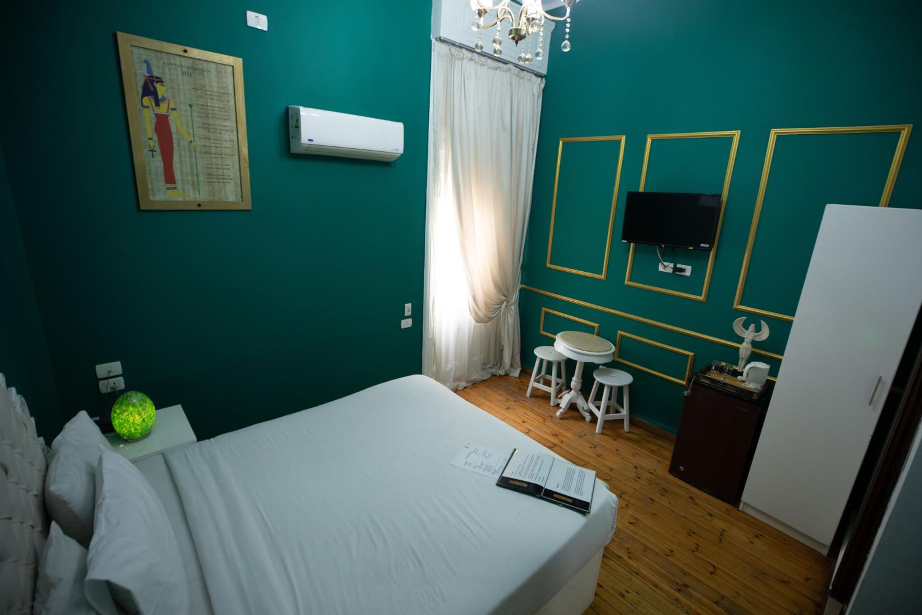 Queen Room with Balcony photo 3