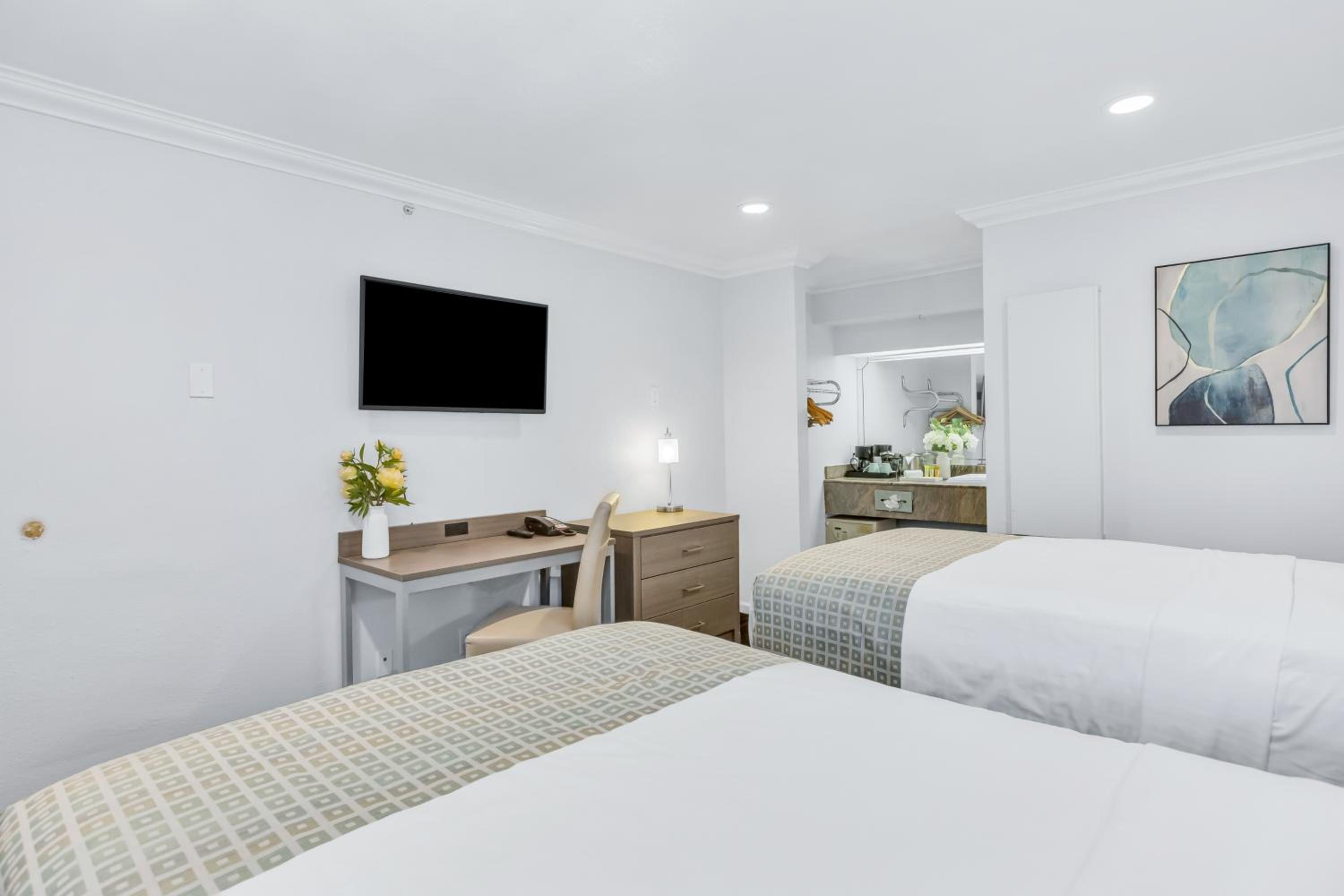 Two Double Beds Non-Smoking - Photo 7