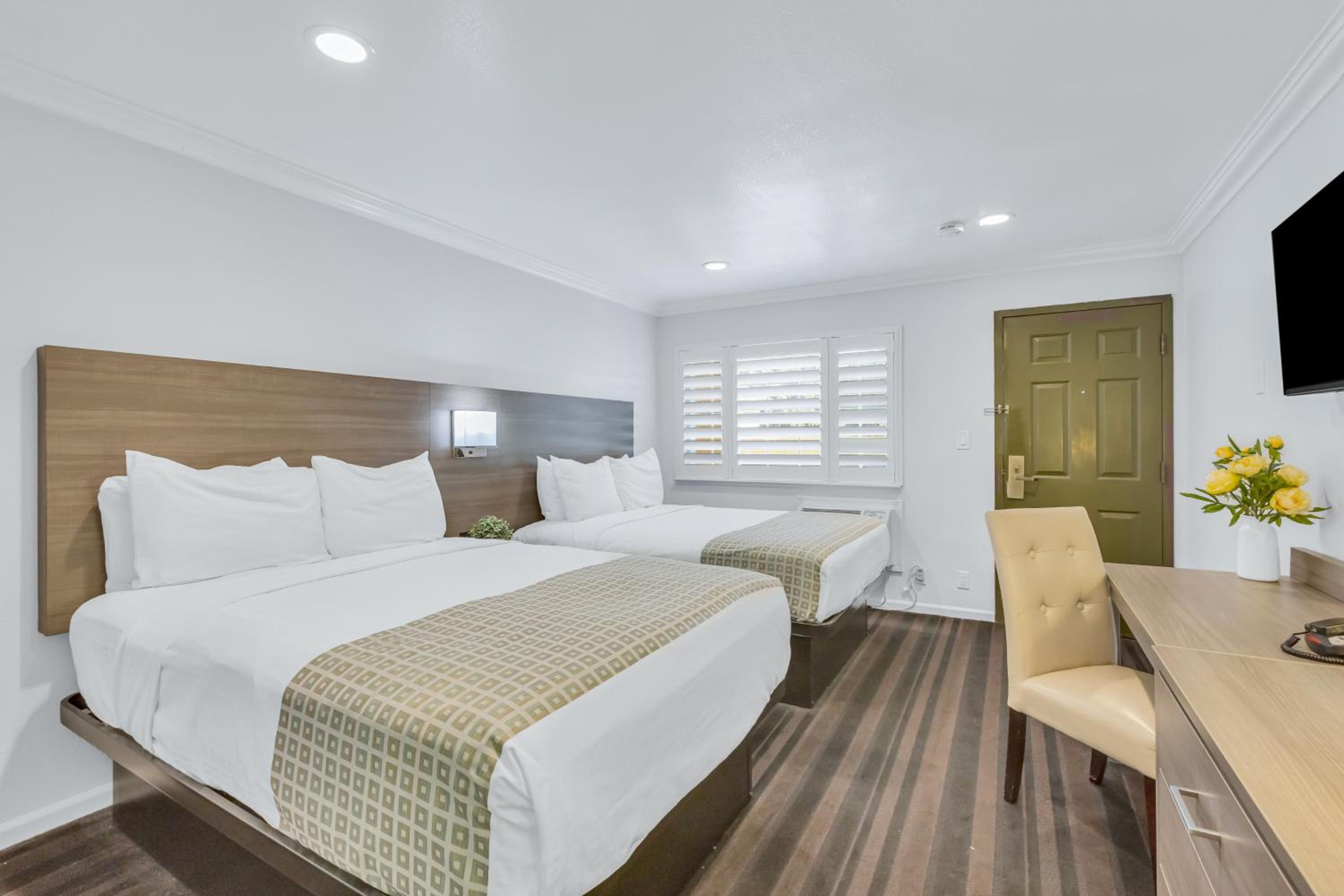 Two Double Beds Non-Smoking - Photo 1