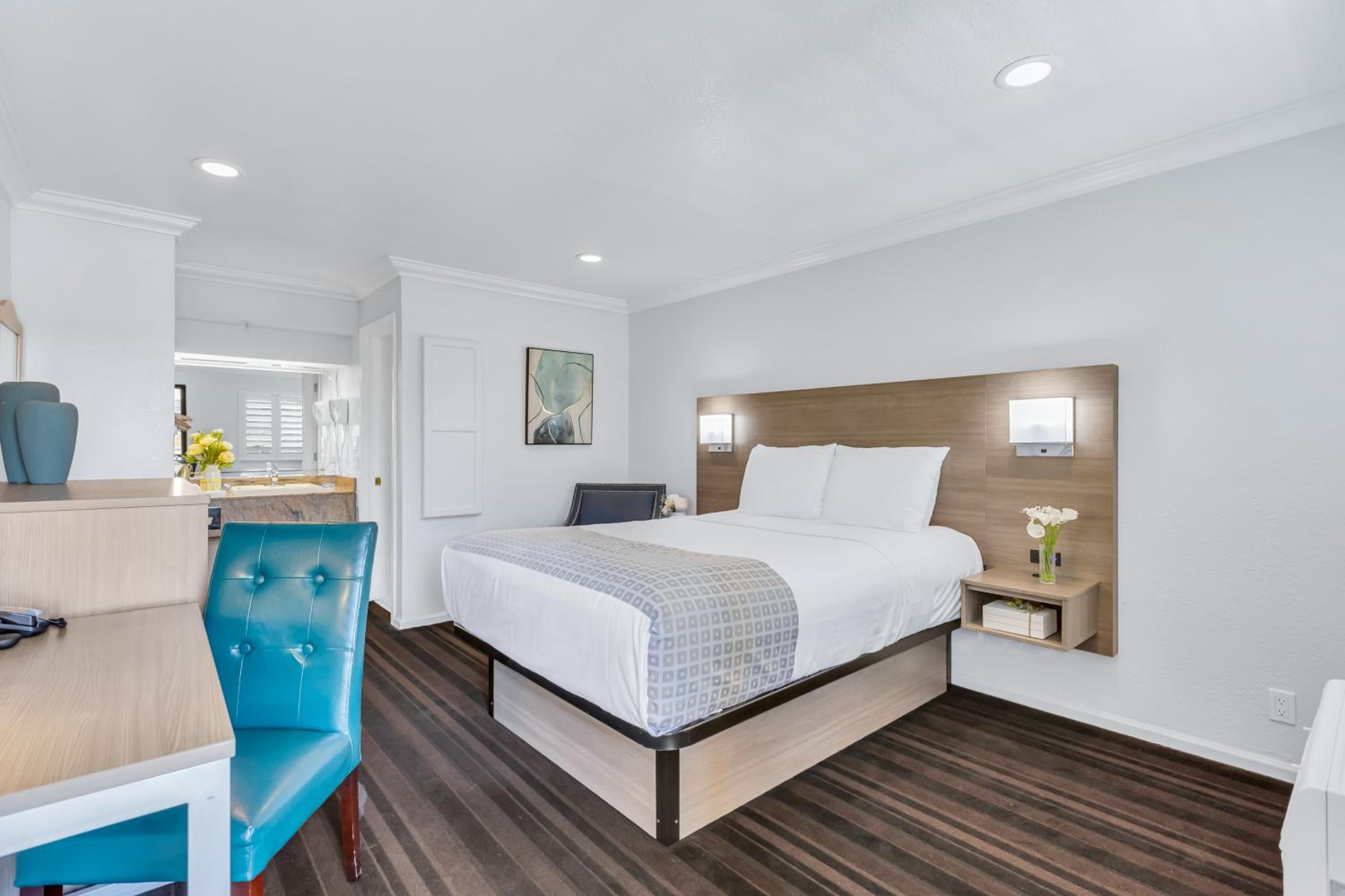 Queen Bed Non-Smoking - Photo 1