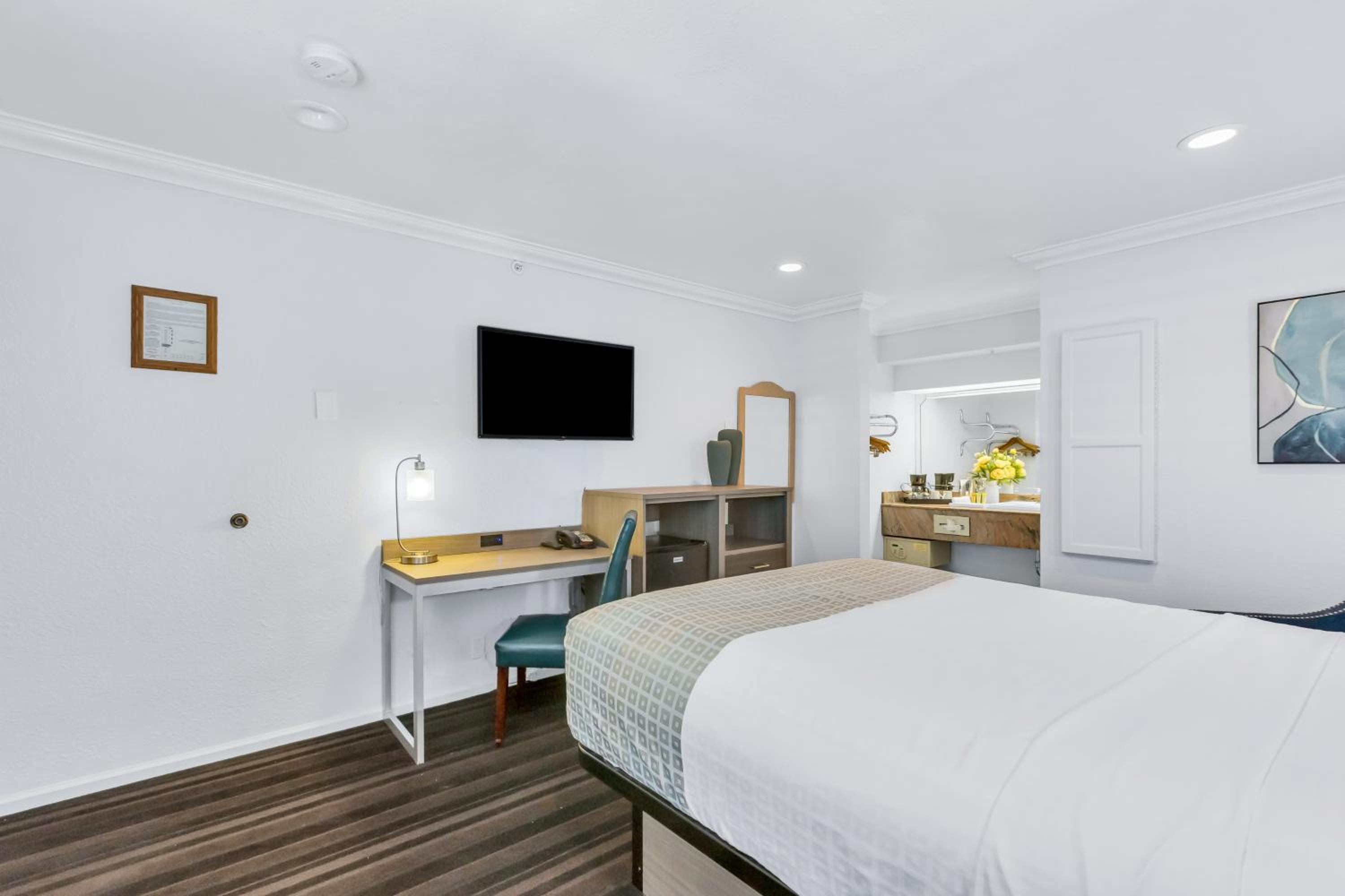 Queen Bed Non-Smoking - Photo 2