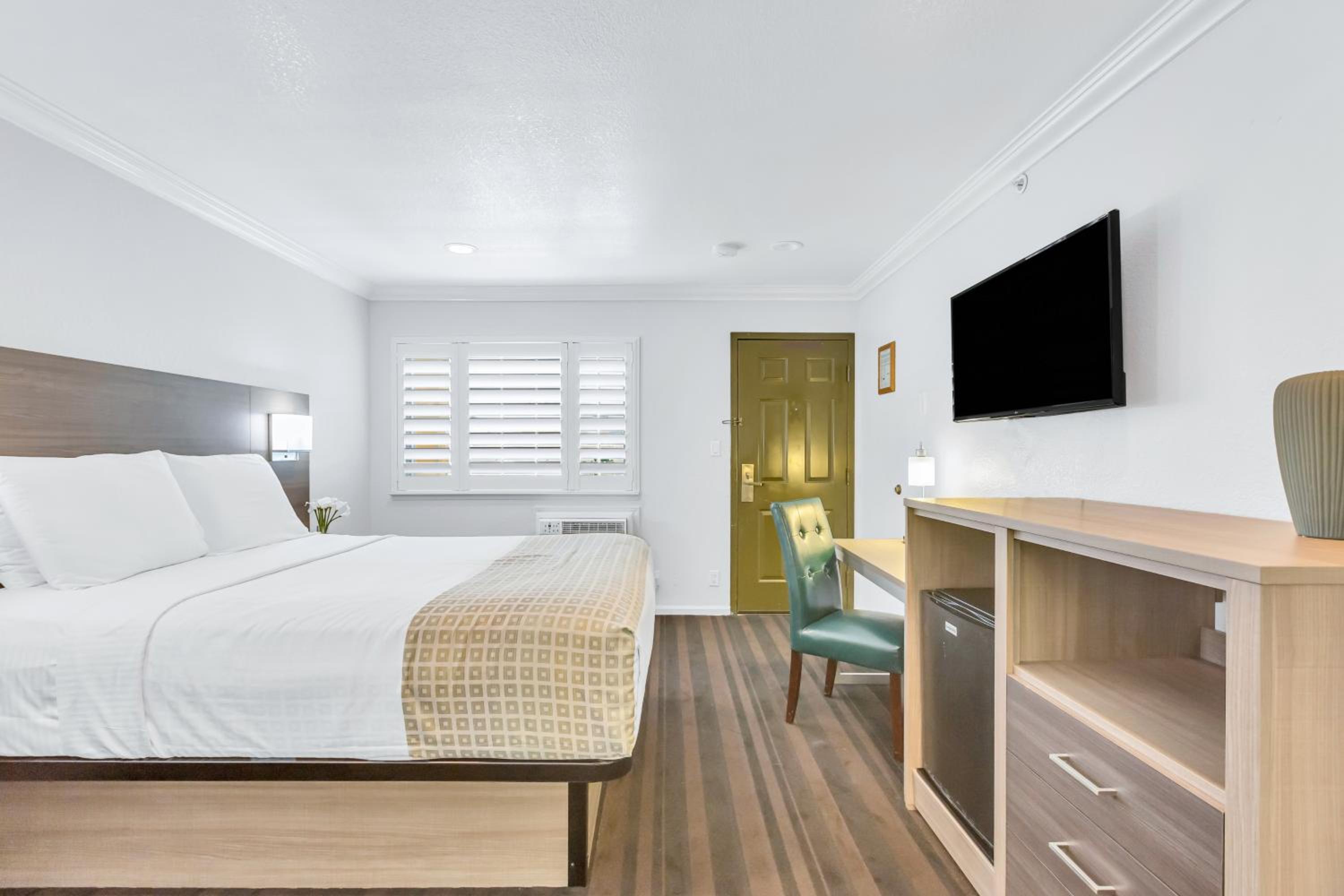 Queen Bed Non-Smoking - Photo 8