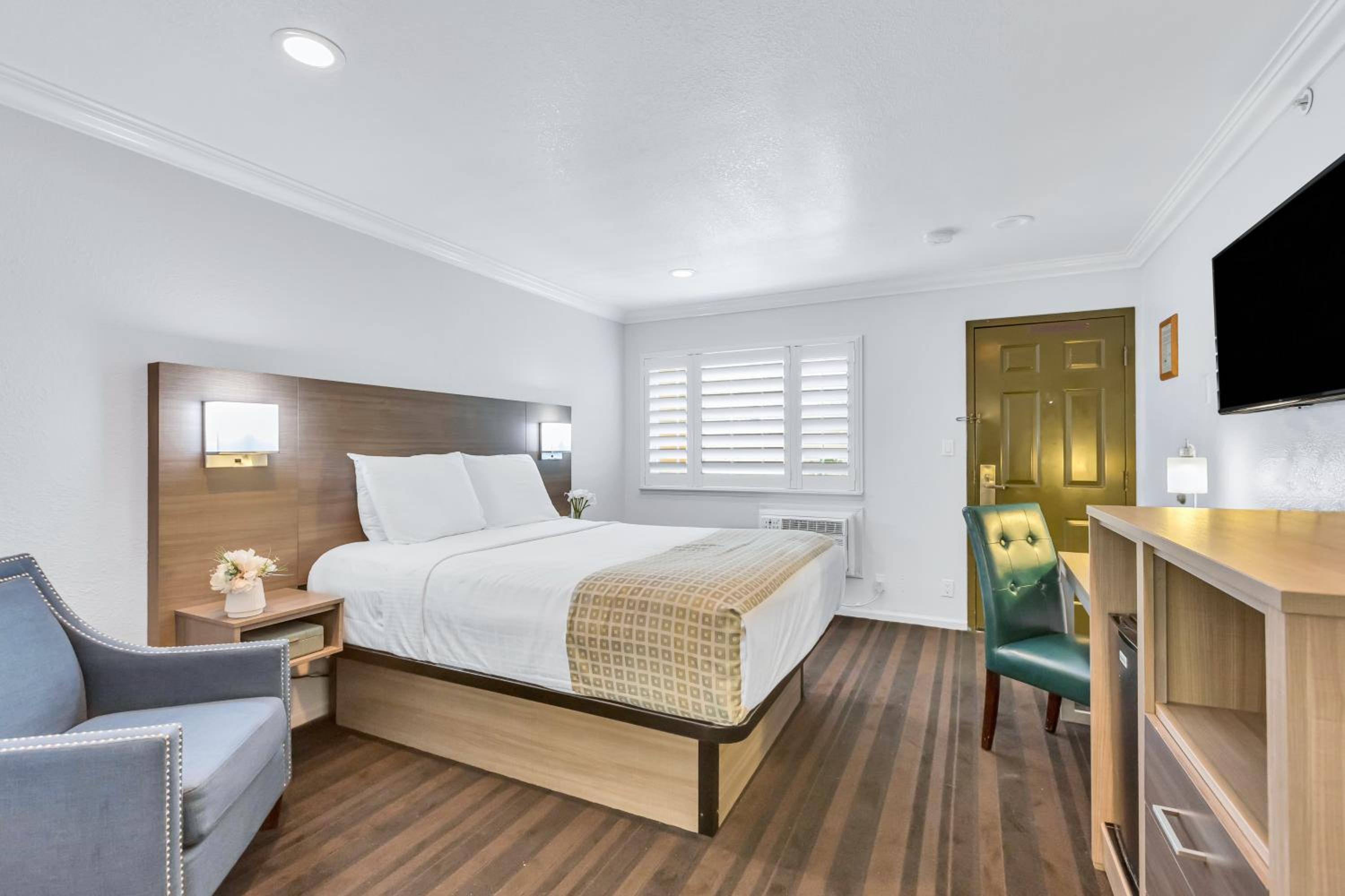 Queen Bed Non-Smoking - Photo 3