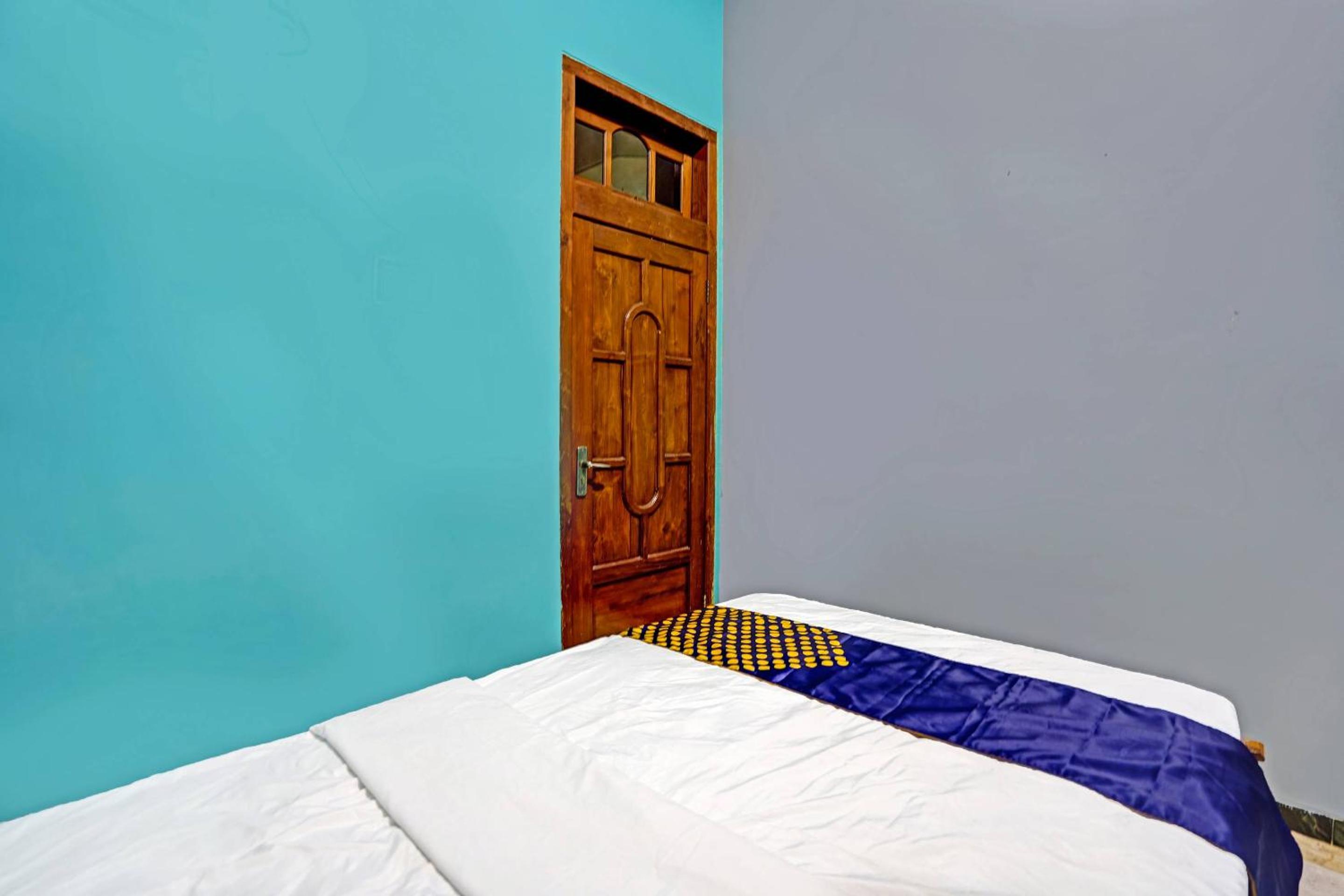 Budget Double Room - Photo 10