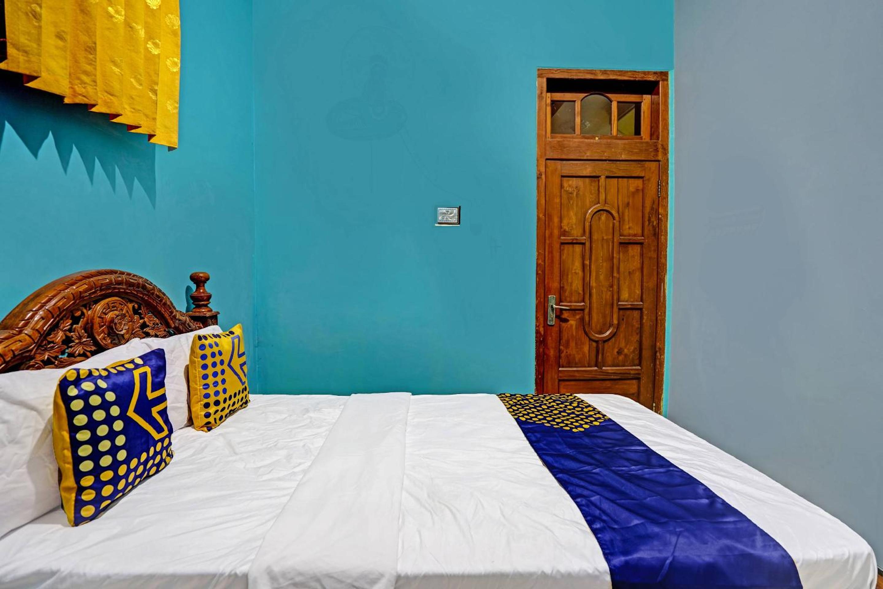 Budget Double Room - Photo 12