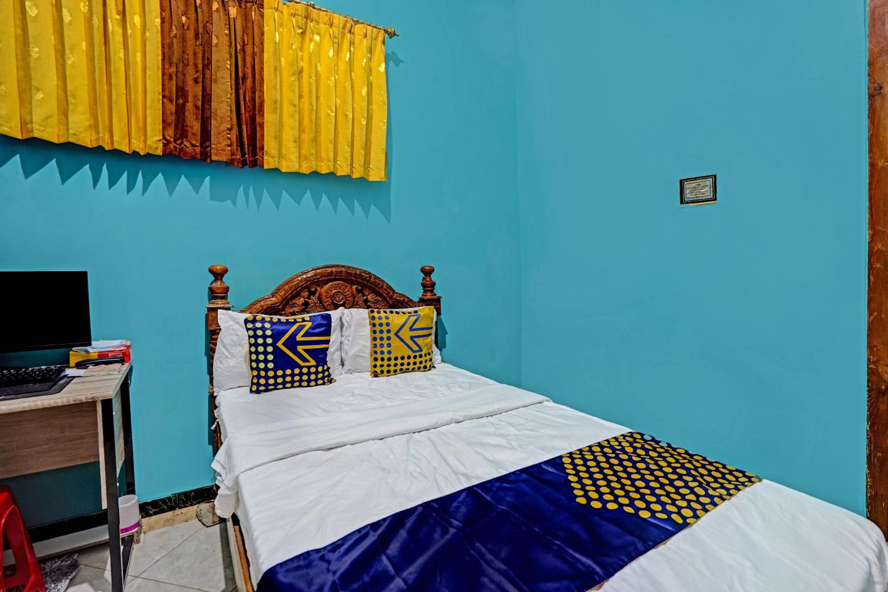 Budget Double Room - Photo 11