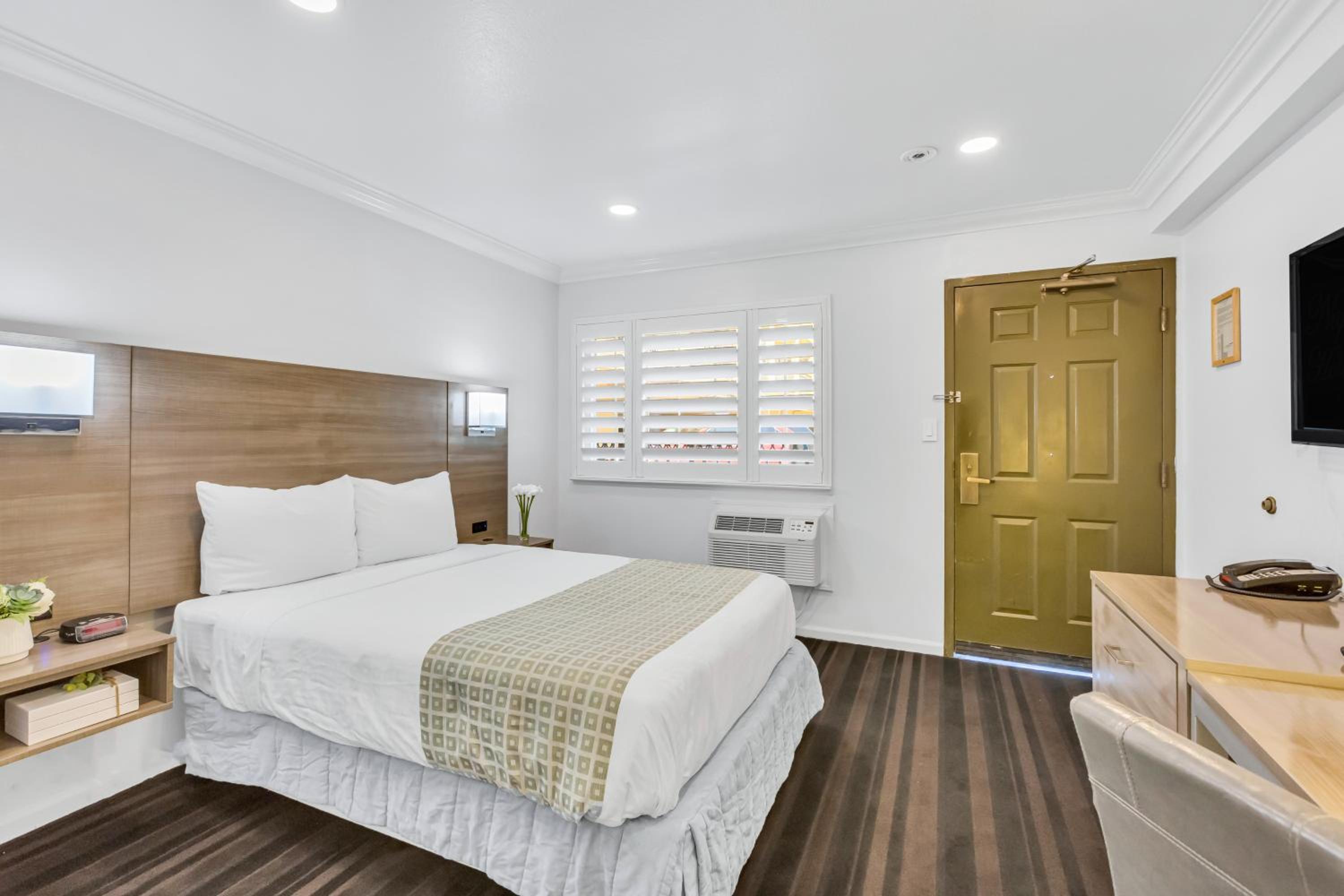 Double Bed Accessible Non-Smoking - Photo 6