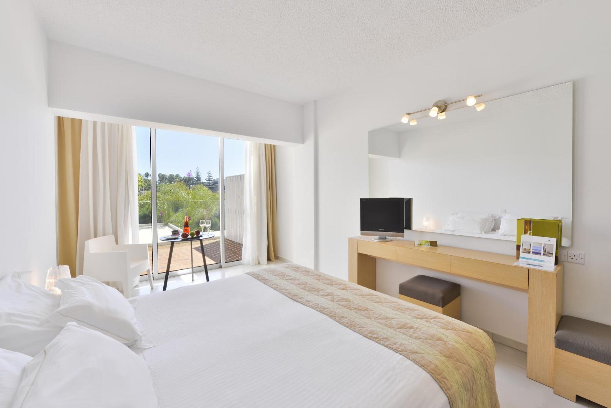 Superior Room with Side Sea View  - Photo 9