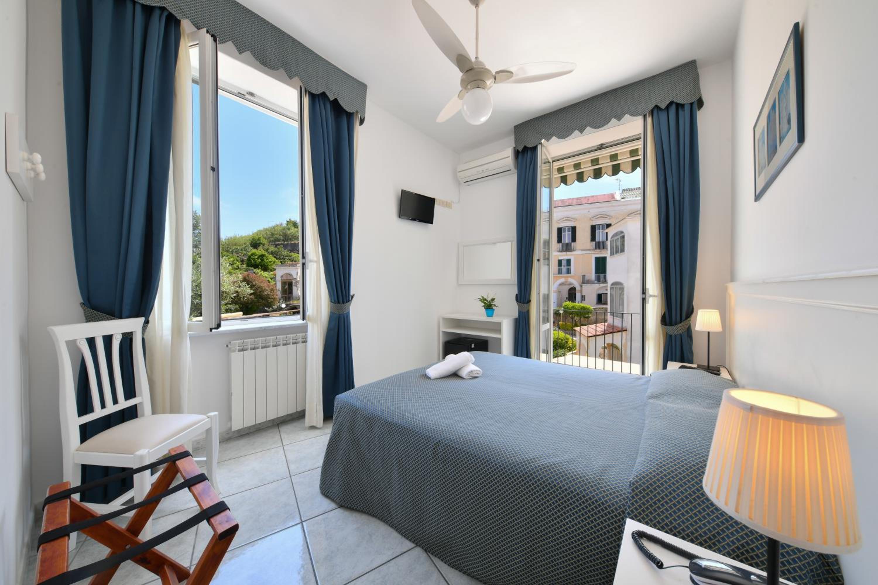 Double Room with Balcony - Photo 3