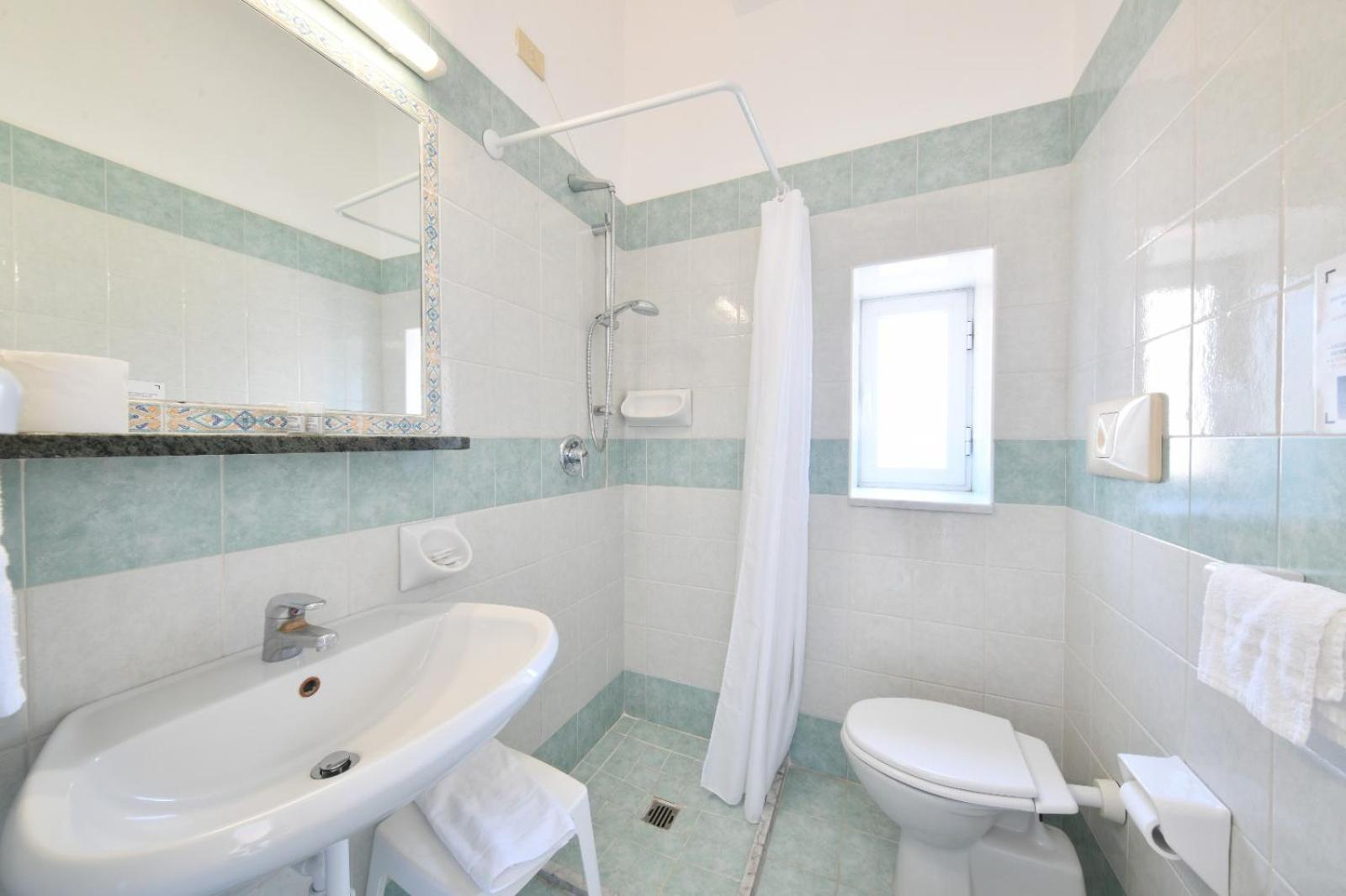 Double Room with Balcony - Photo 6