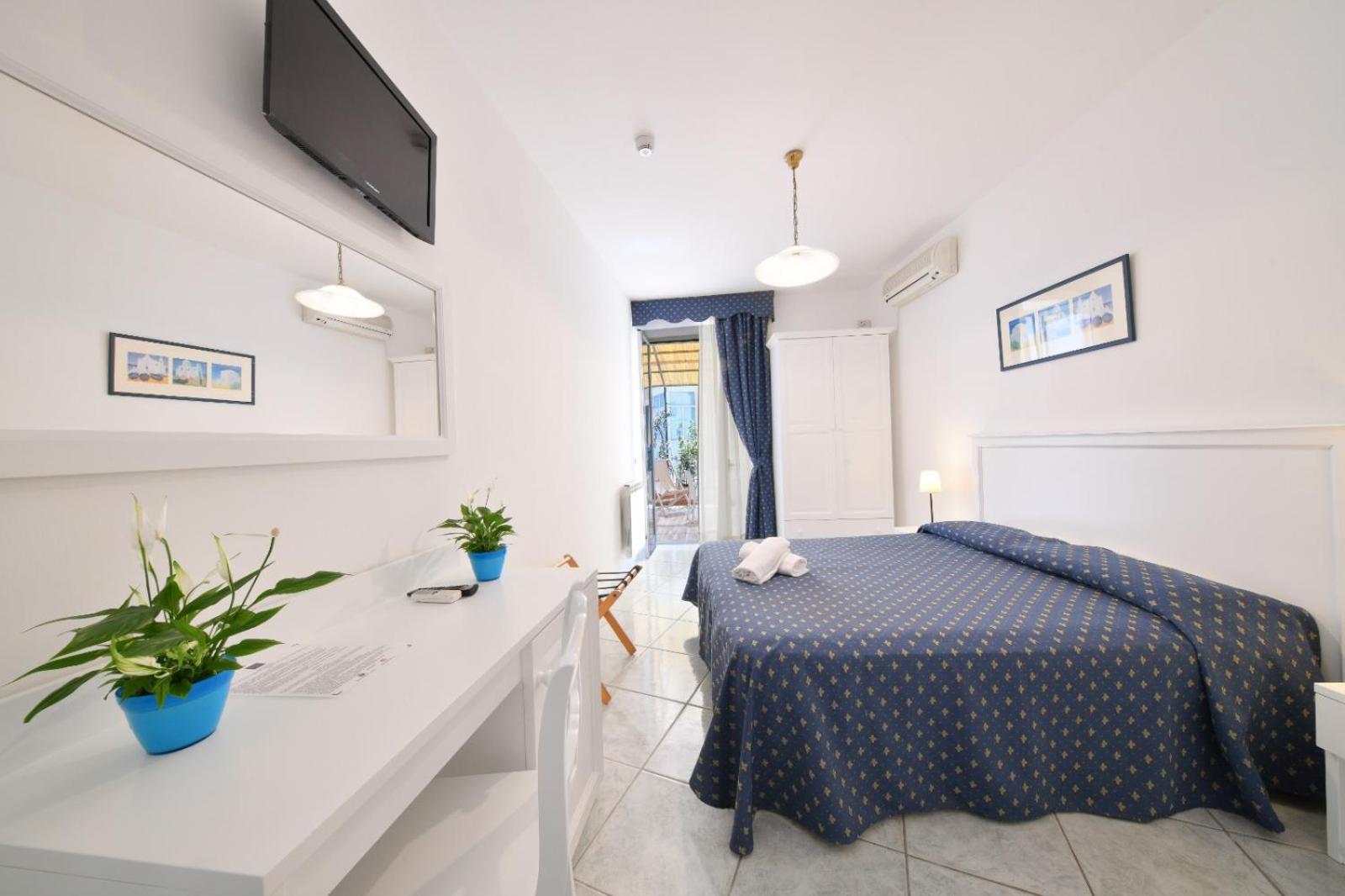 Double Room with Balcony - Photo 2
