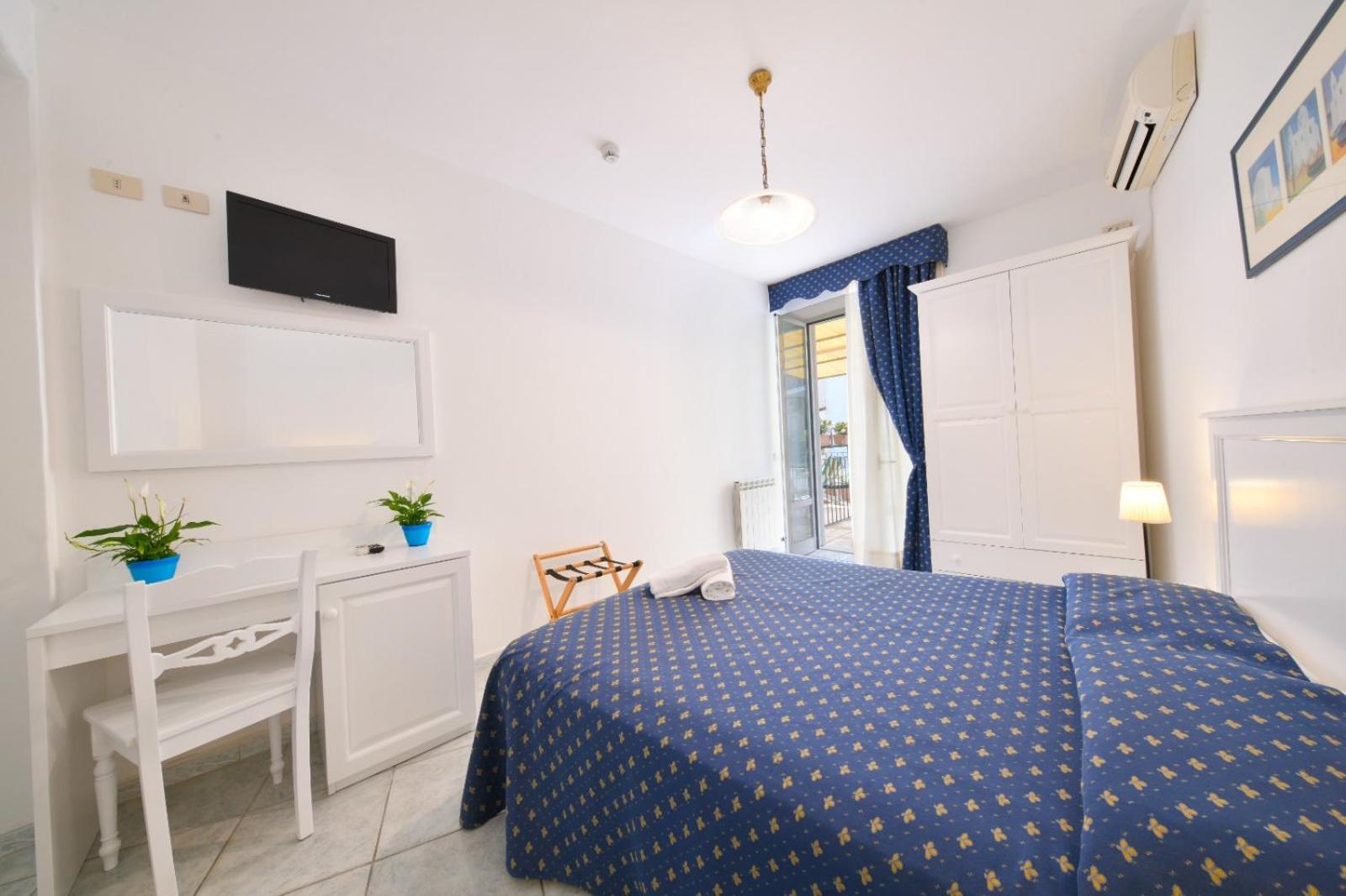 Double Room with Balcony - Photo 1