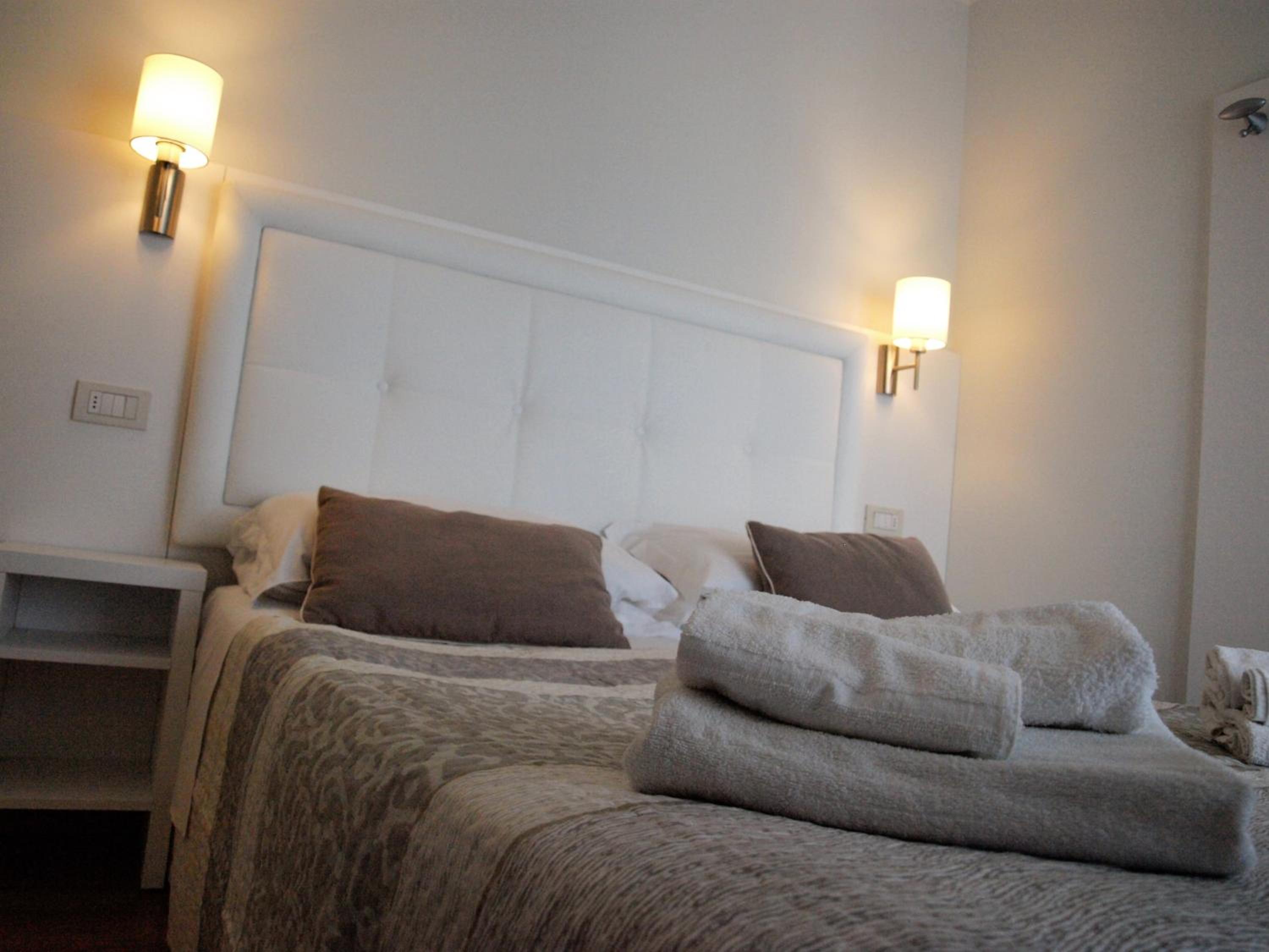 Double Room - Photo 5