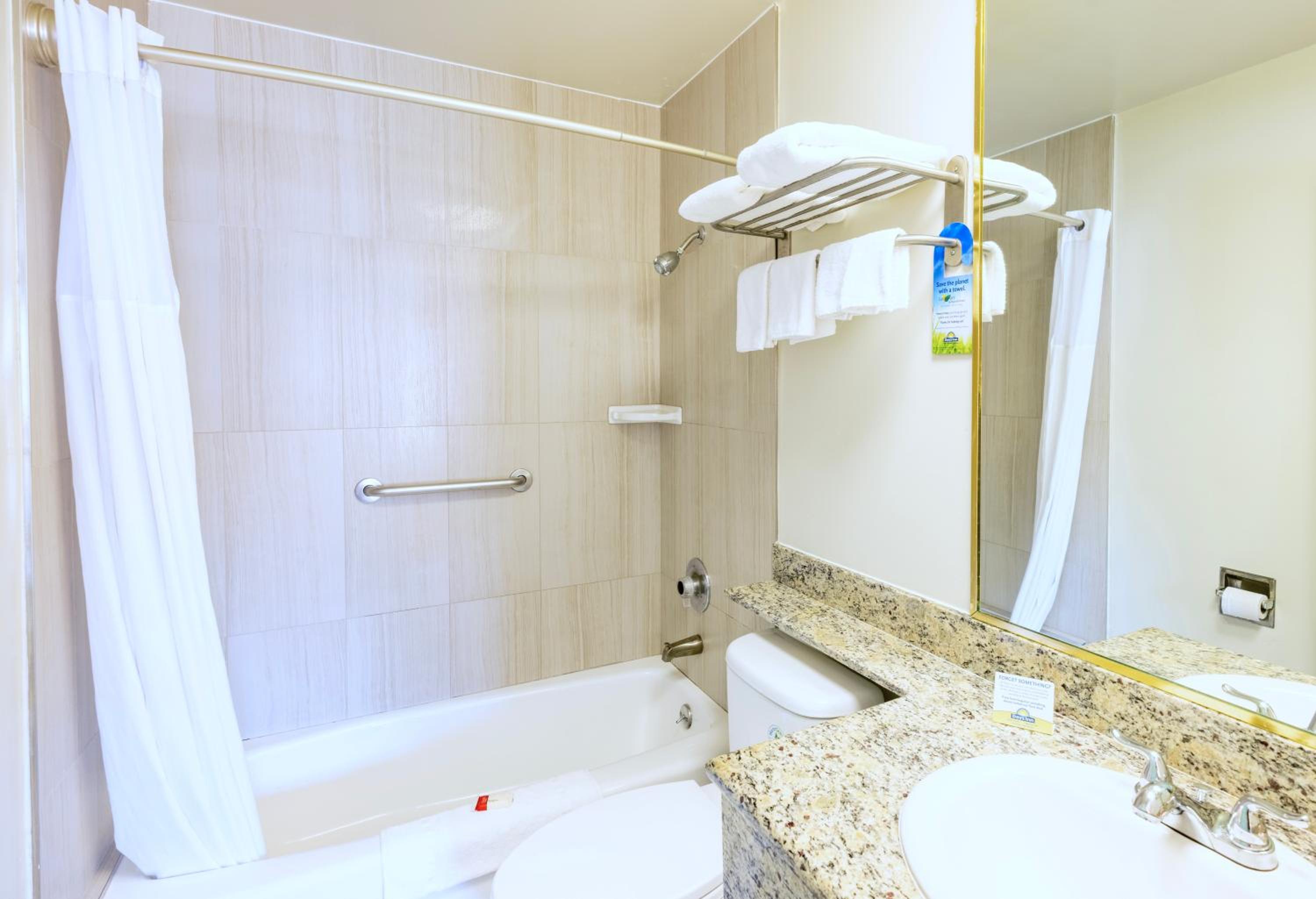 Deluxe Queen Room with Two Queen Beds and Balcony - Non-Smoking photo 3