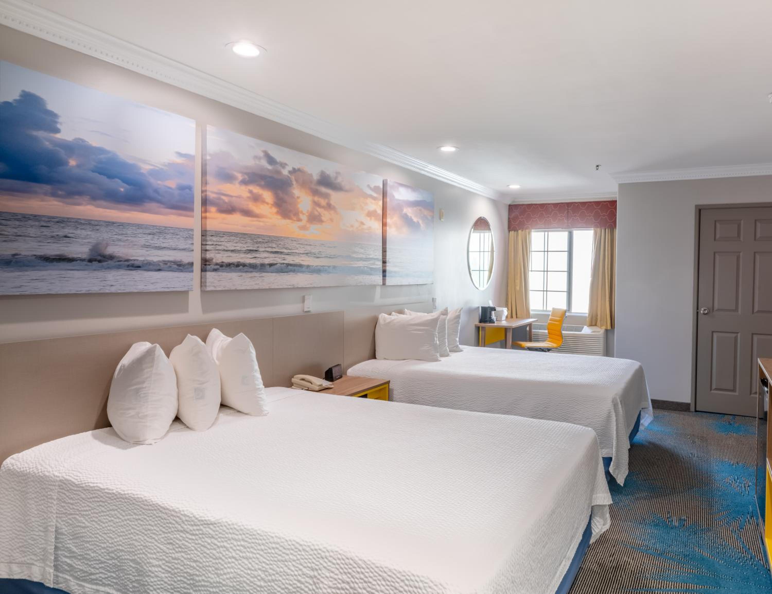 Queen Room with Two Queen Beds - Non-Smoking photo 3