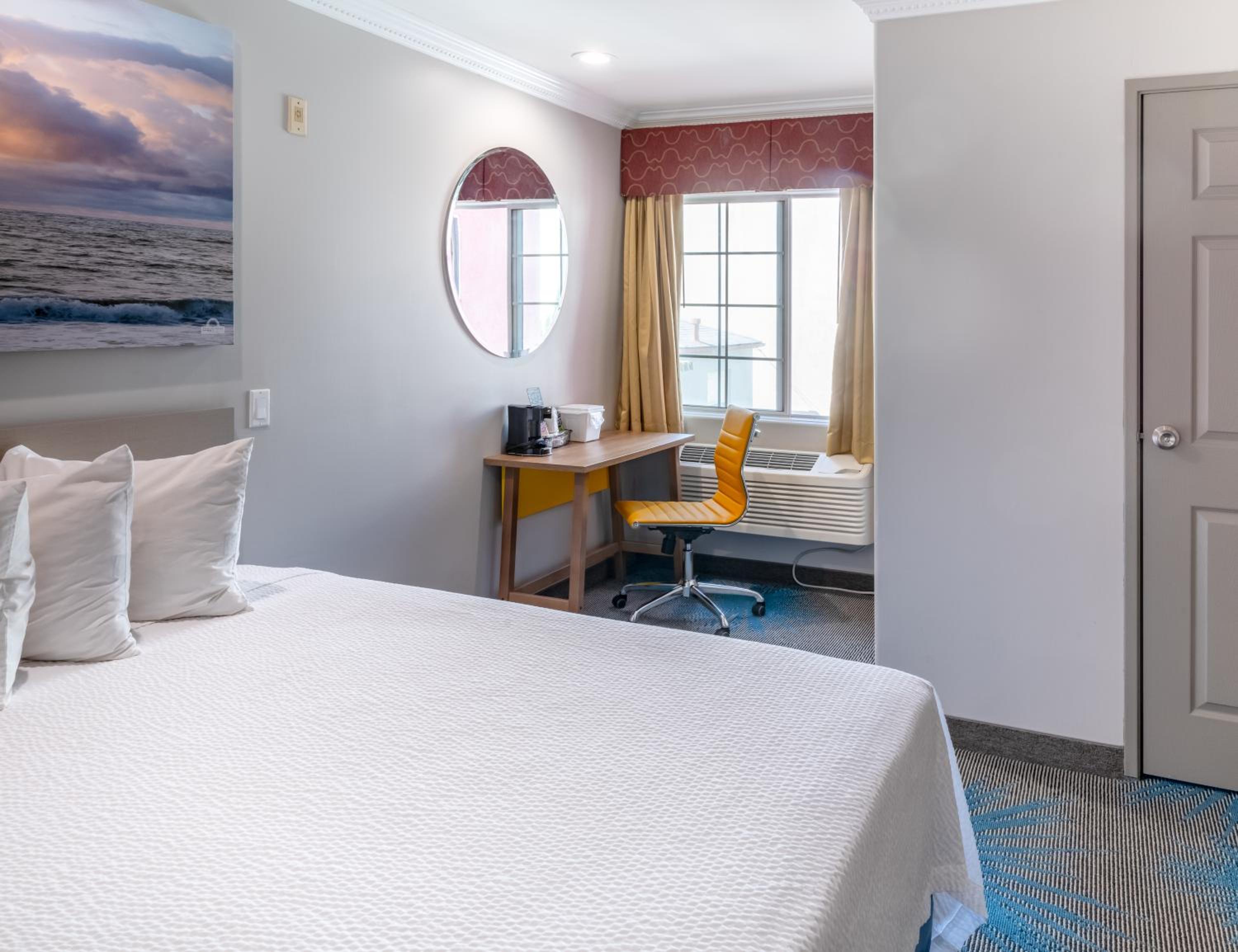 Queen Room with Two Queen Beds - Non-Smoking photo 2