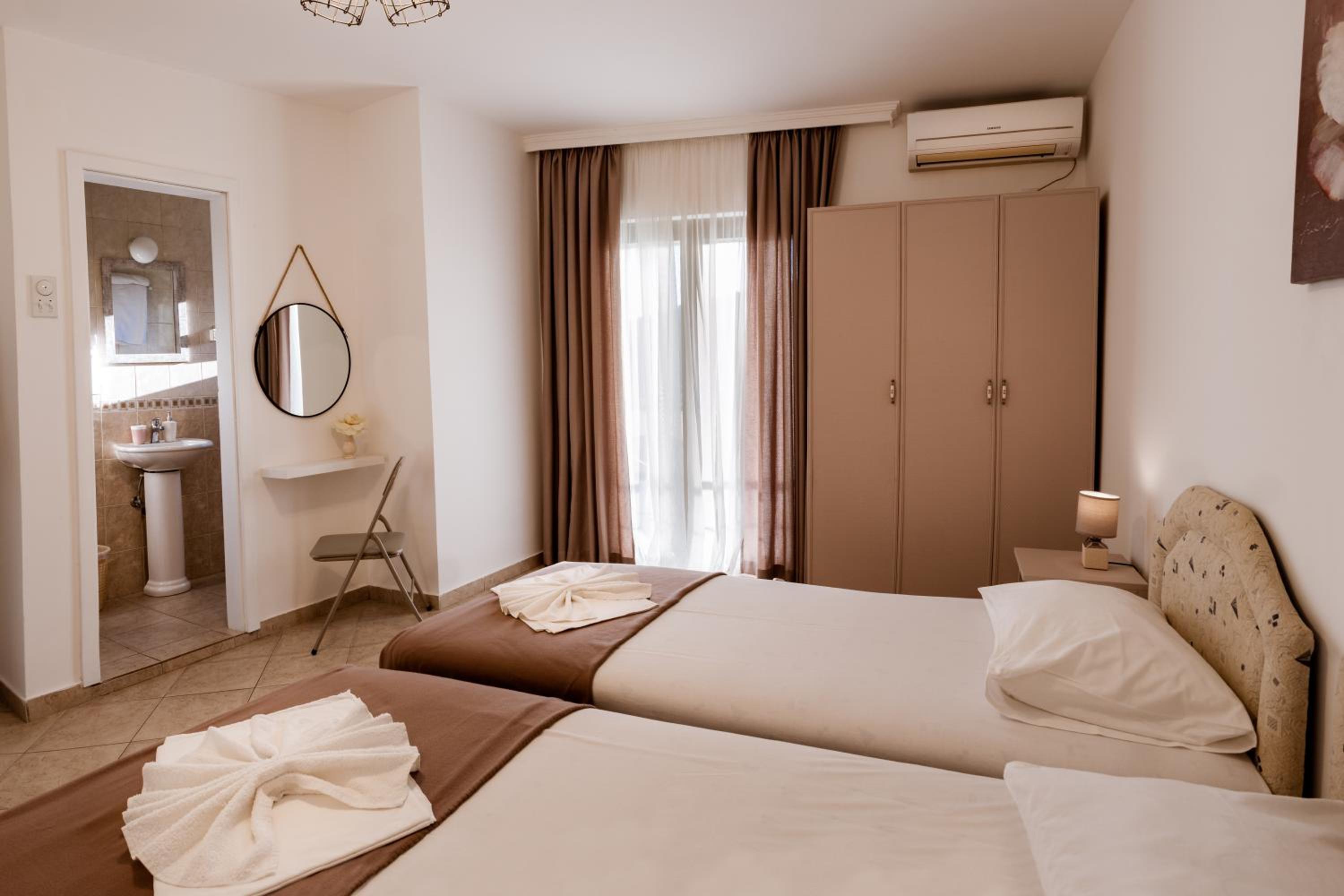 Triple Room with Pool View photo 1