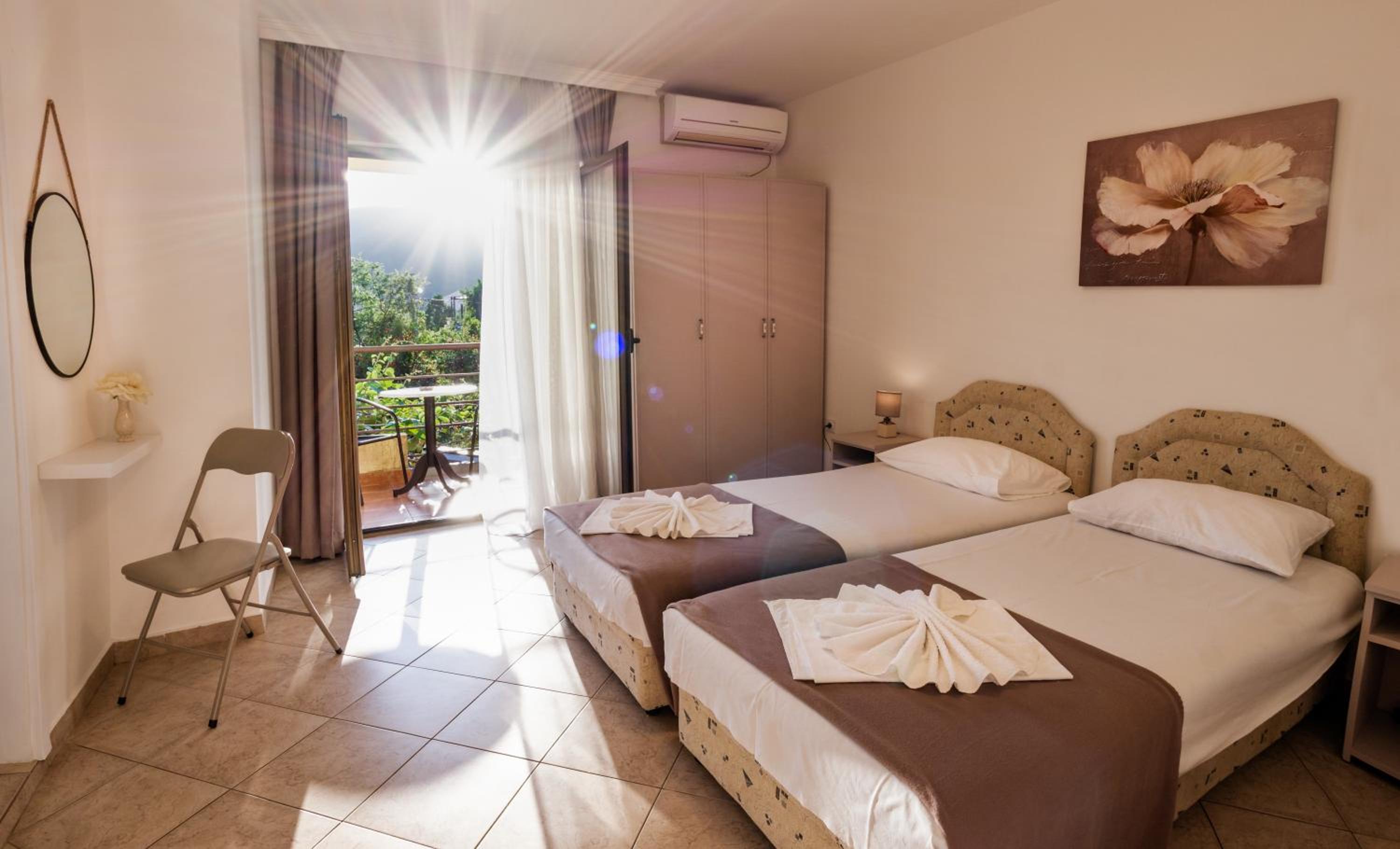 Triple Room with Pool View photo 3