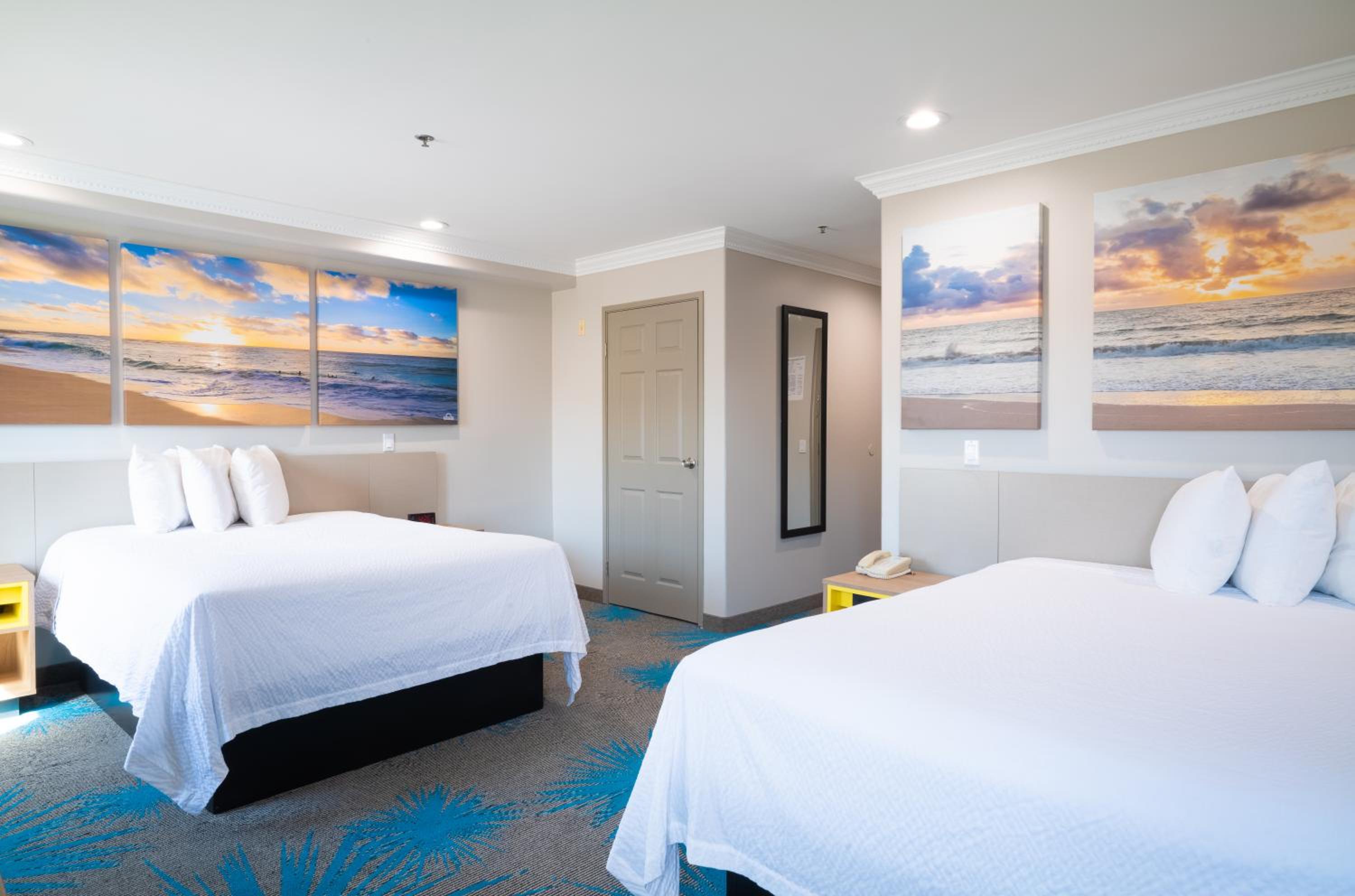 Deluxe Queen Room with Three Queen Beds - Non-Smoking photo 3
