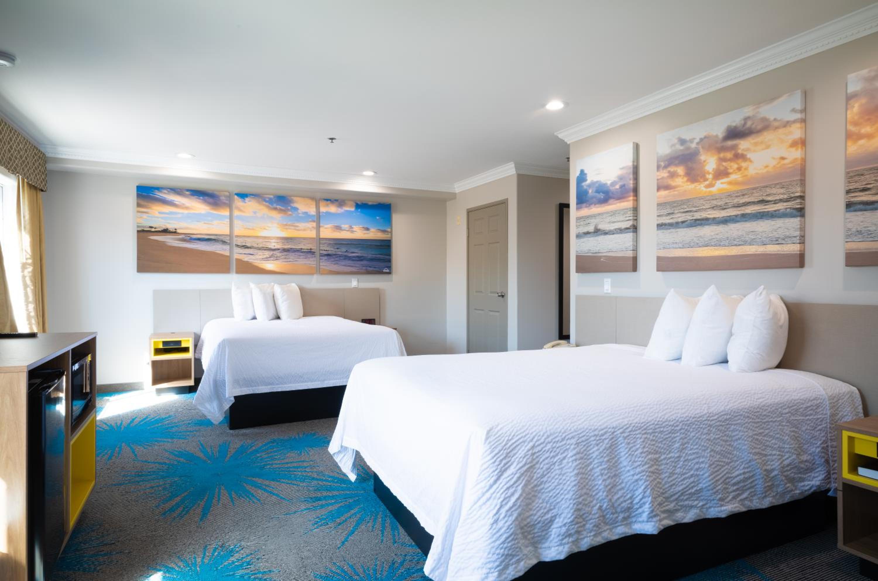 Deluxe Queen Room with Three Queen Beds - Non-Smoking photo 1