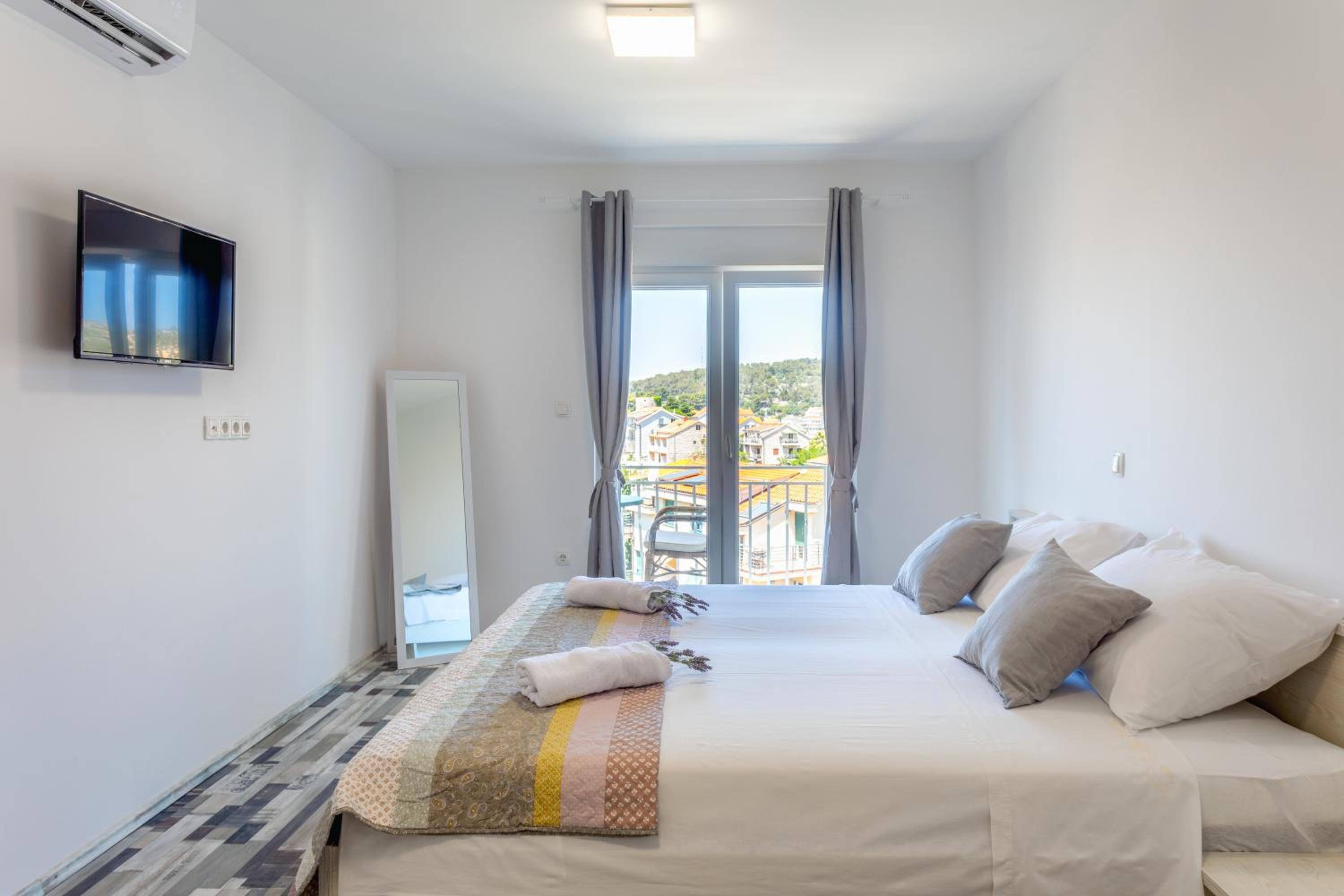 Deluxe Double Room with Balcony and Sea View photo 3