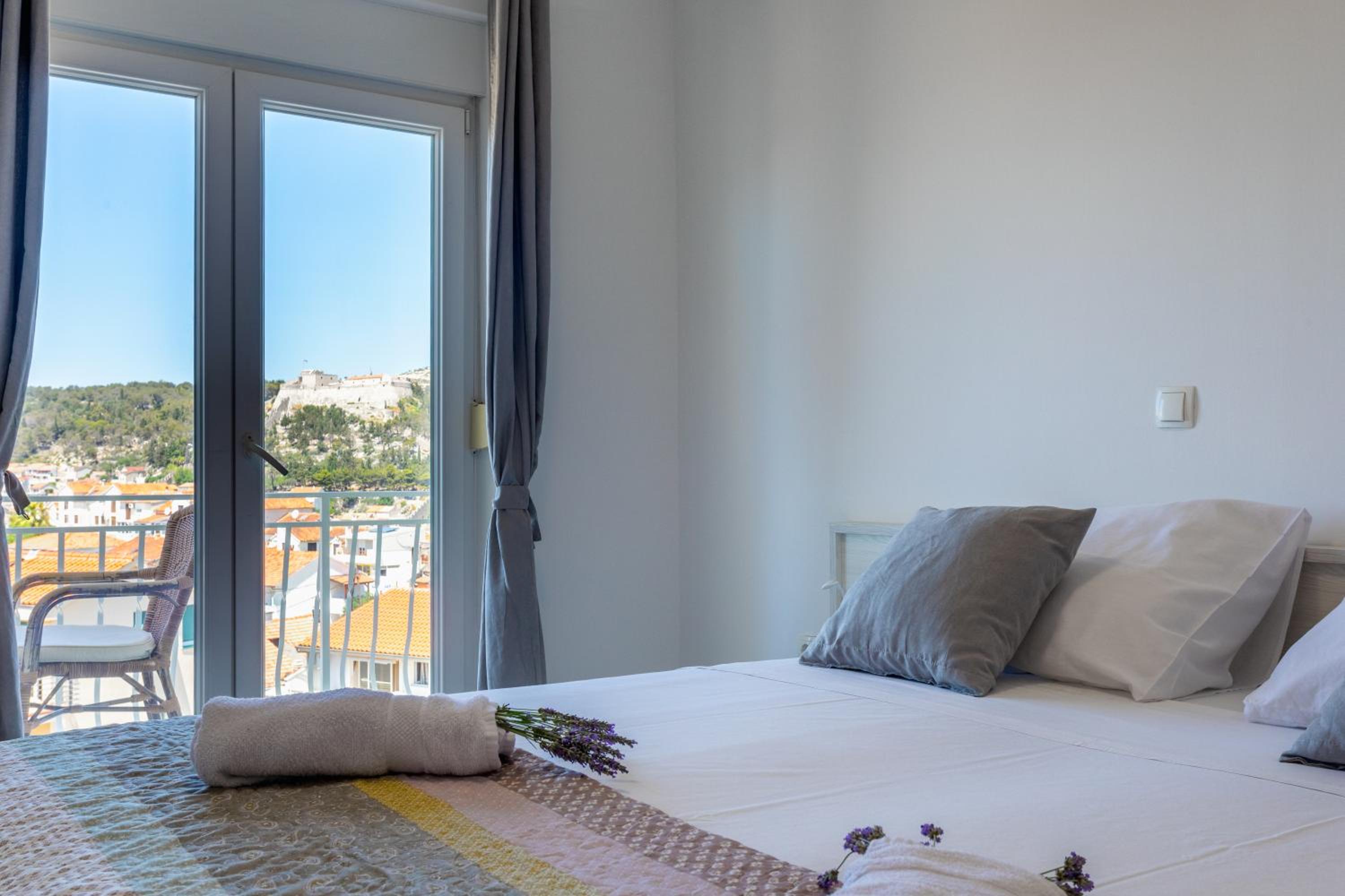 Deluxe Double Room with Balcony and Sea View photo 2