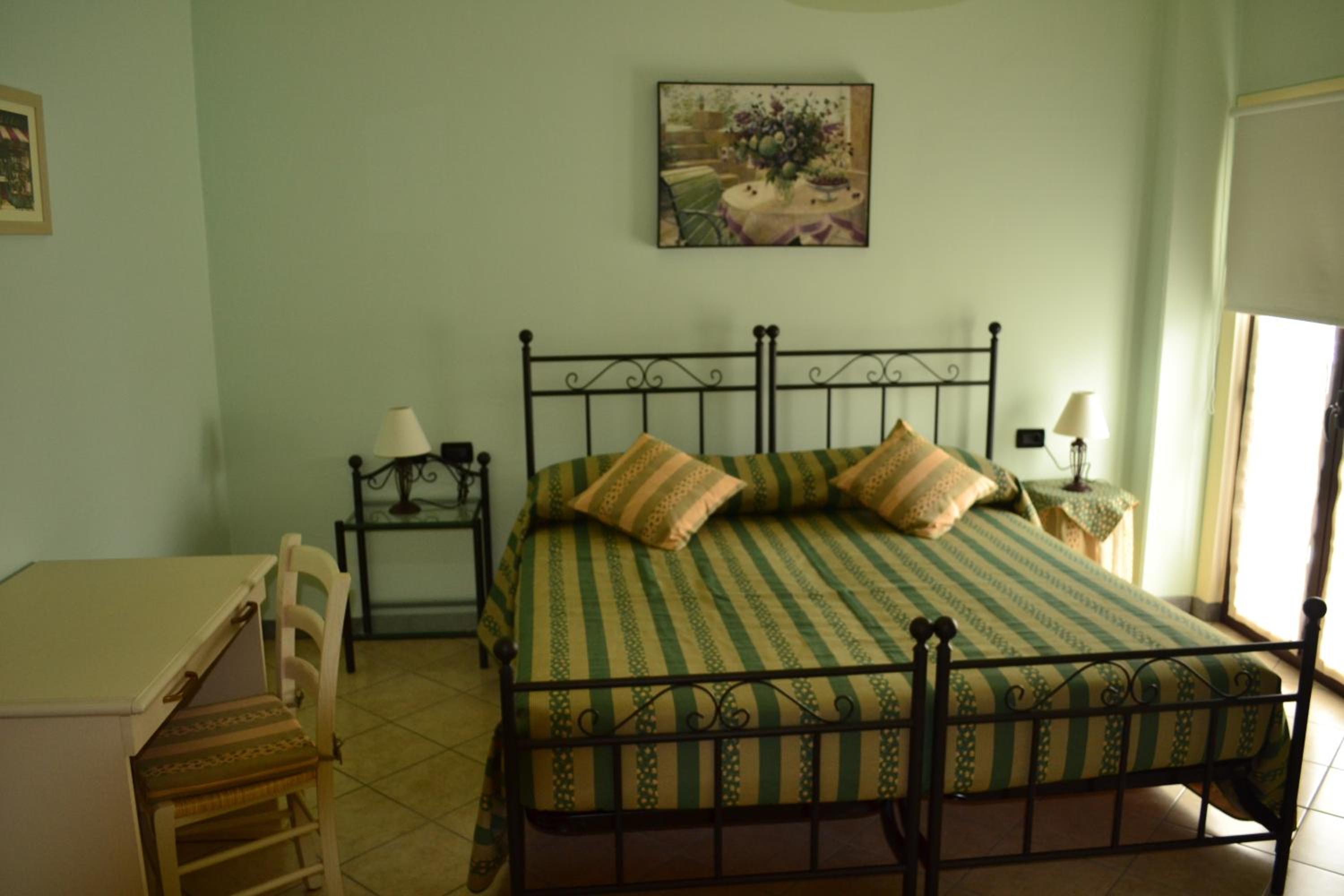 Twin Room with Private Bathroom - Photo 11