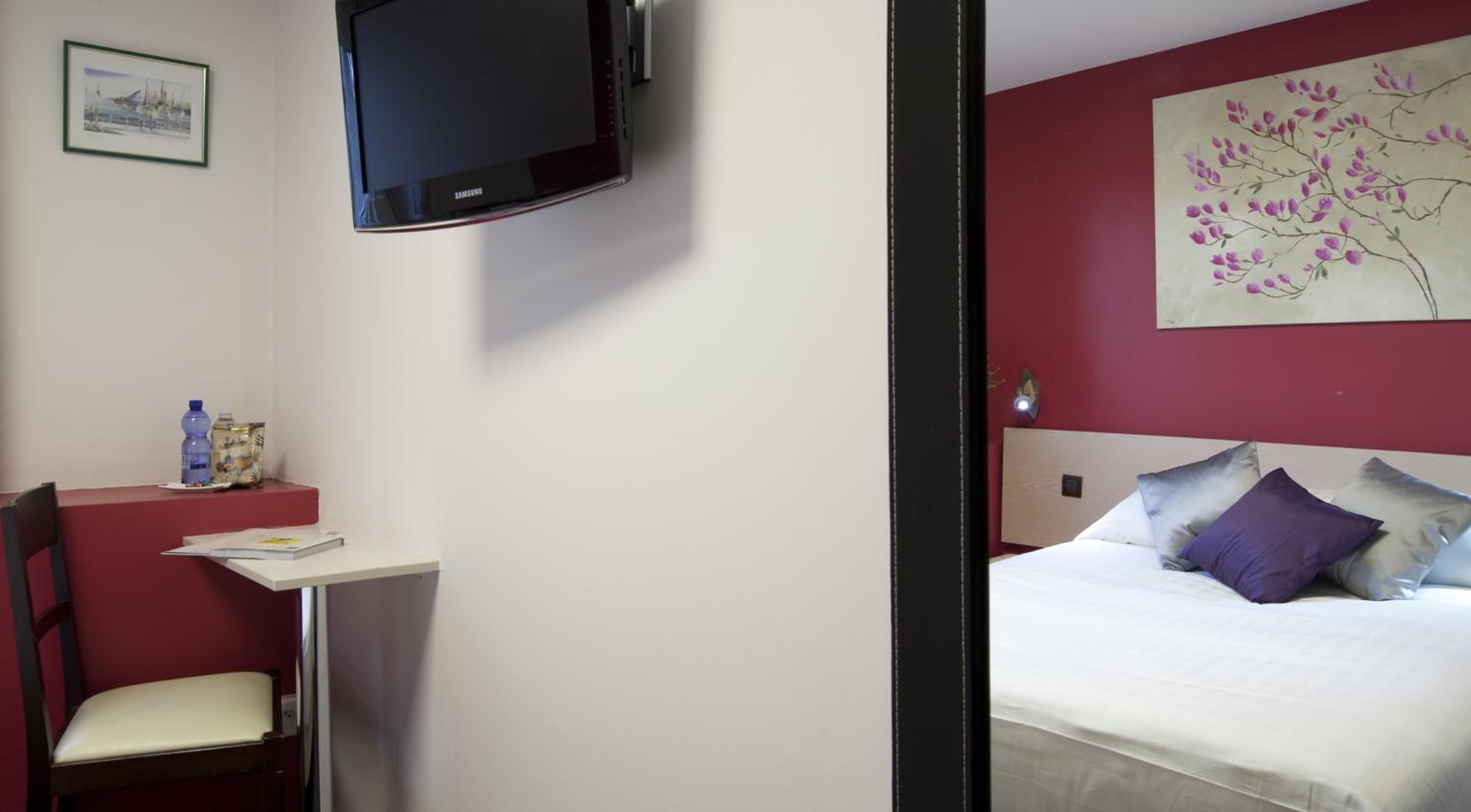 Double Room - Photo 3