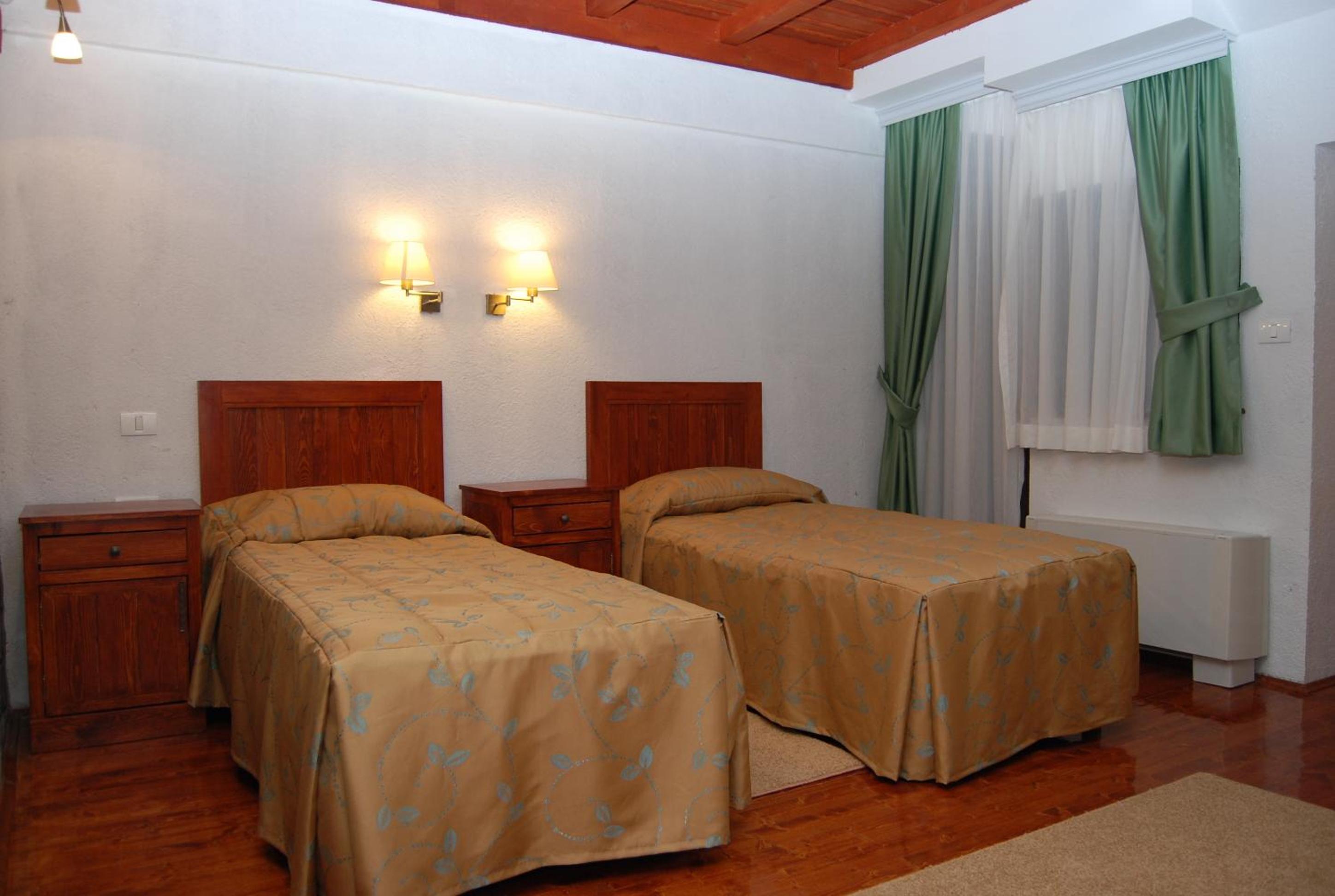 Twin Room with Balcony - Photo 3