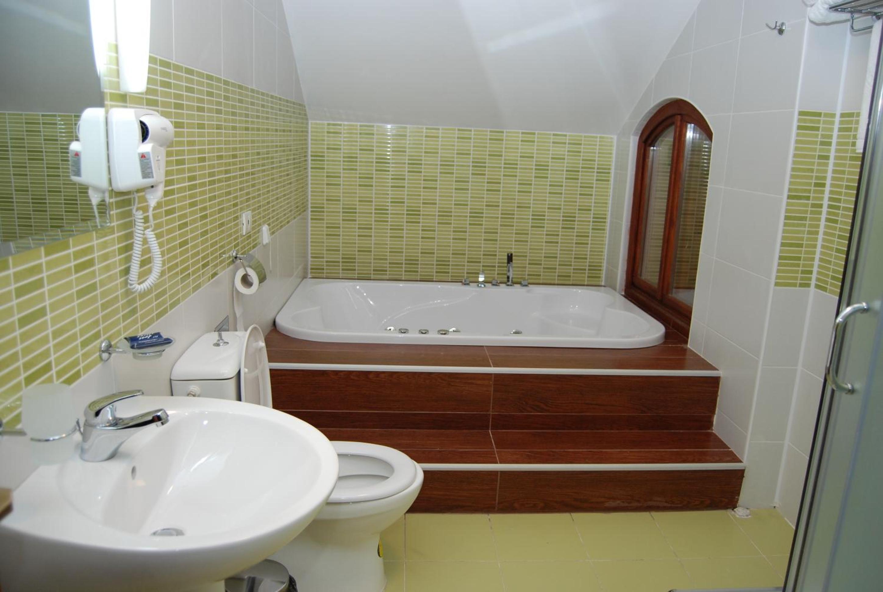 Deluxe Suite with Spa Bath - Photo 3