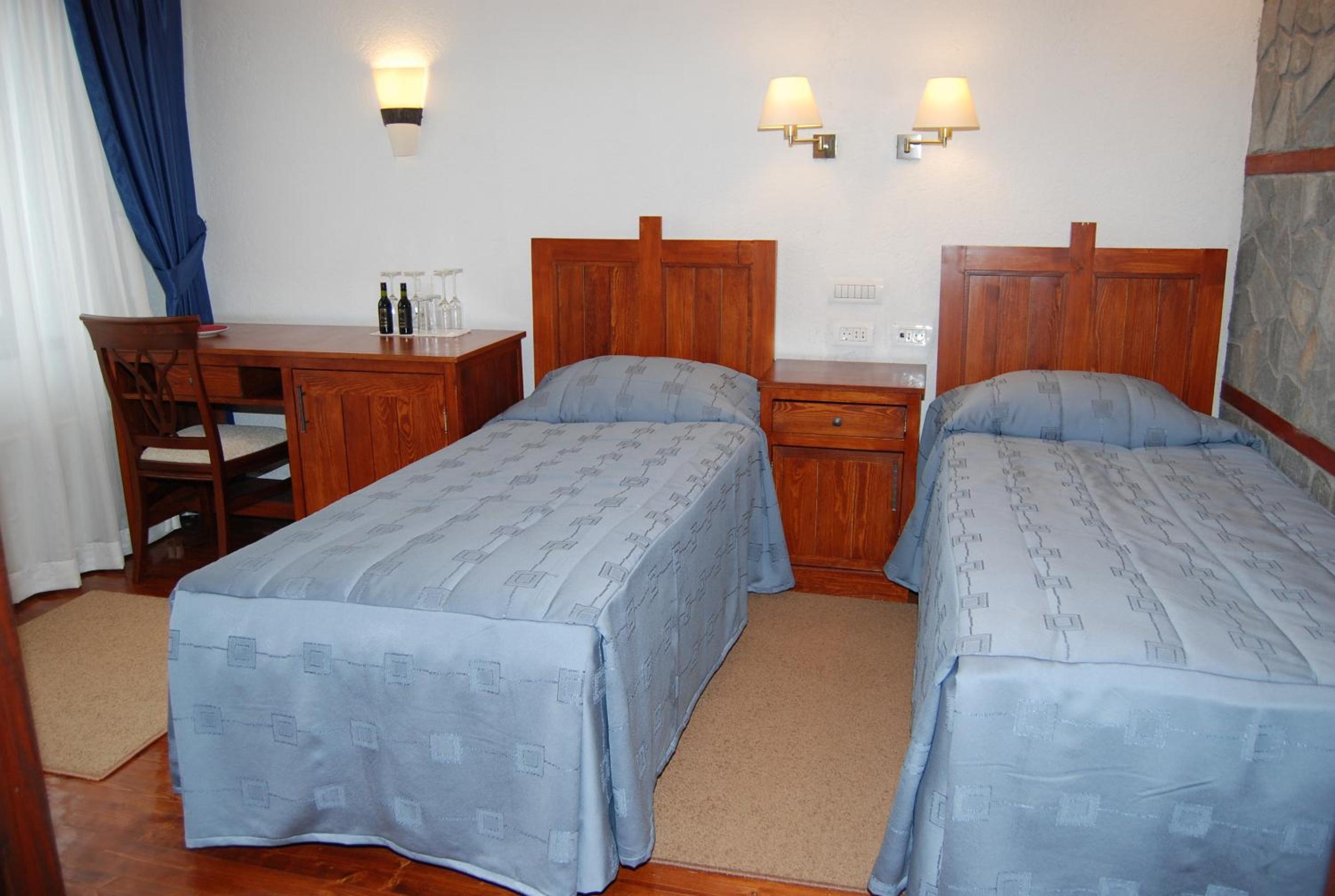 Twin Room with Balcony - Photo 4
