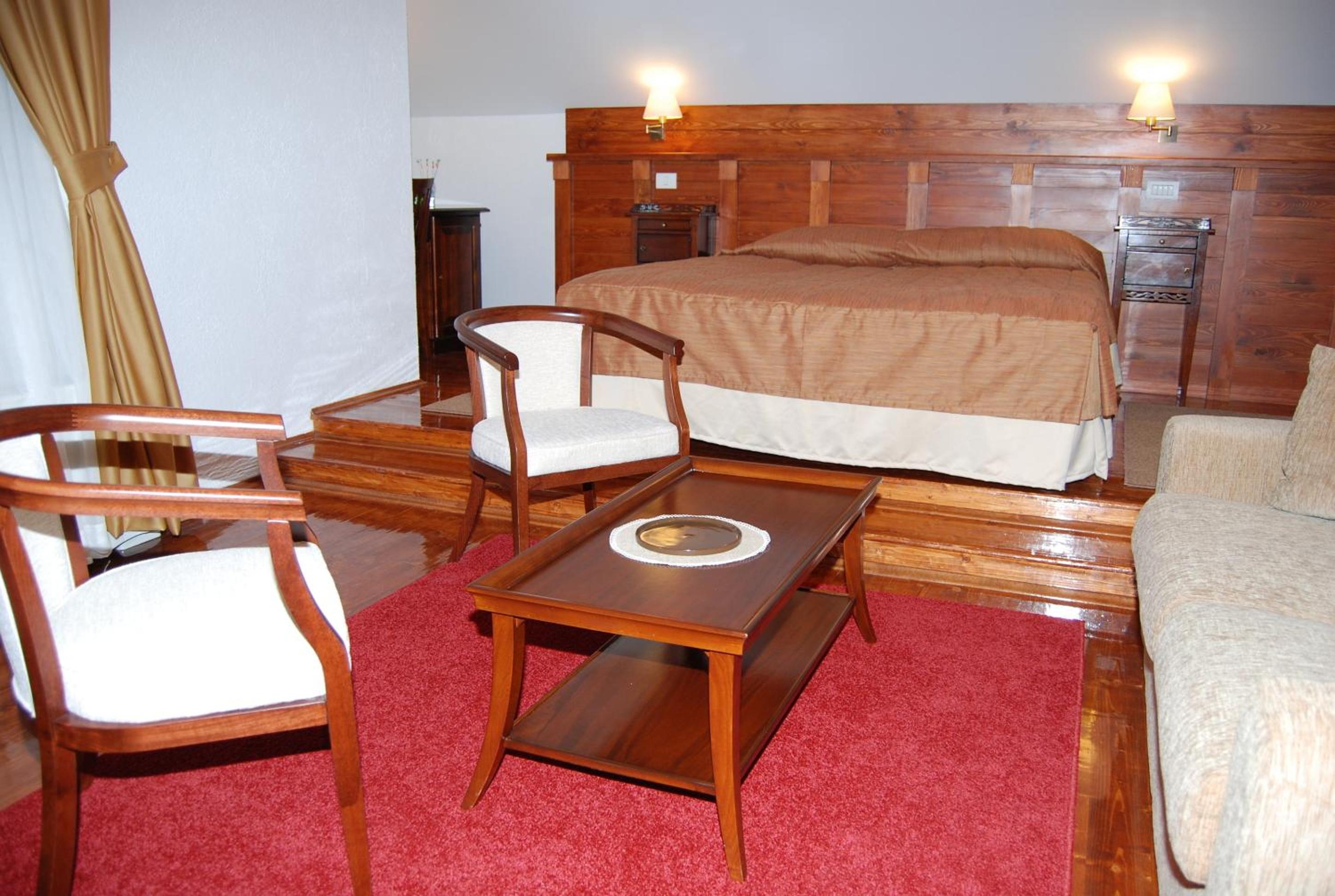 Deluxe Suite with Spa Bath - Photo 2