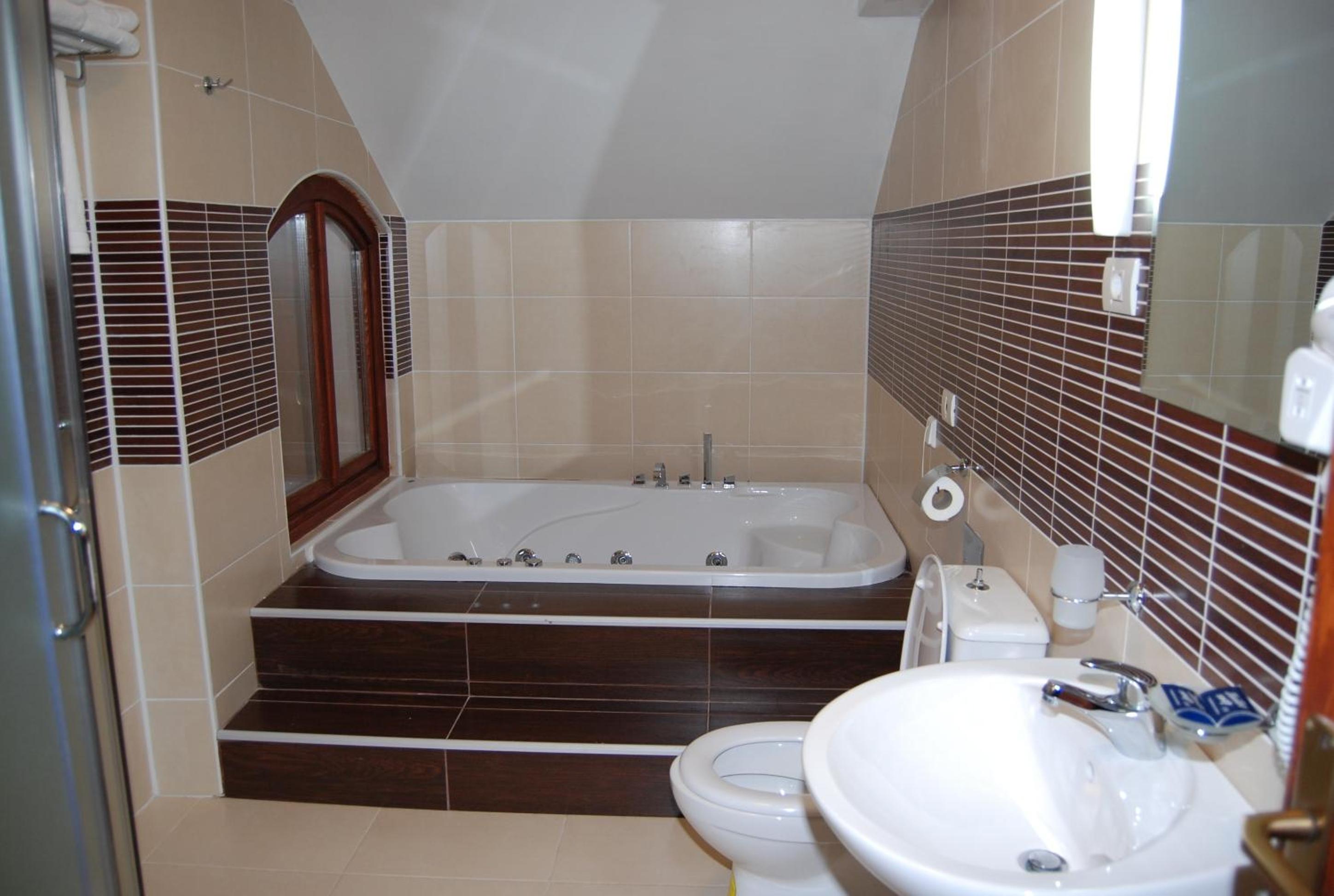 Deluxe Suite with Spa Bath - Photo 4