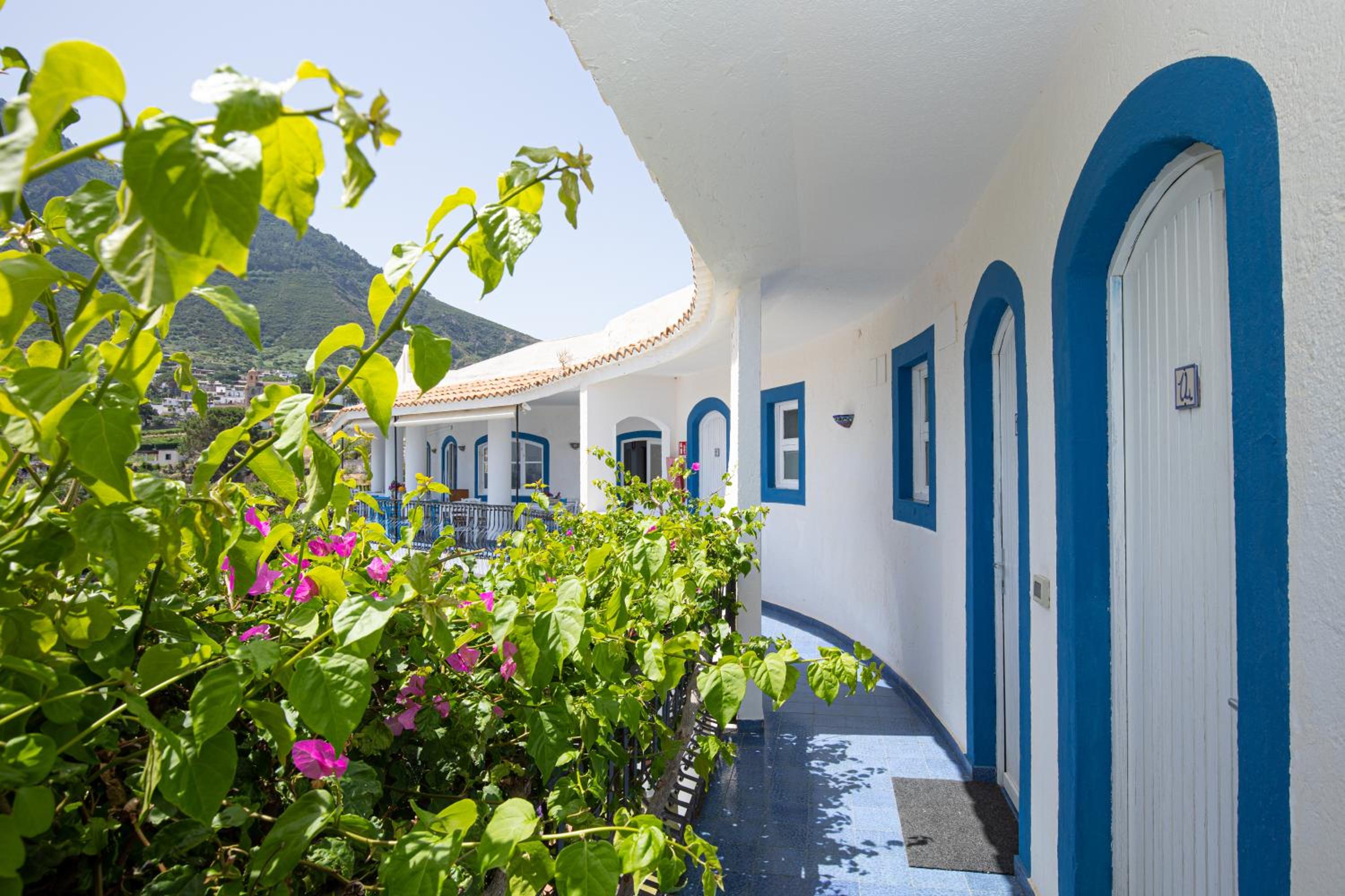 Superior Double or Twin Room with Sea View photo 2