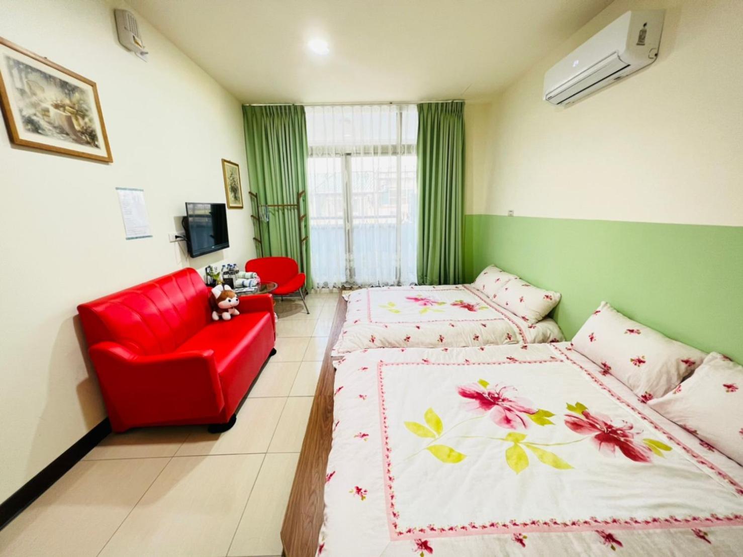 Quadruple Room with Private Bathroom photo 2