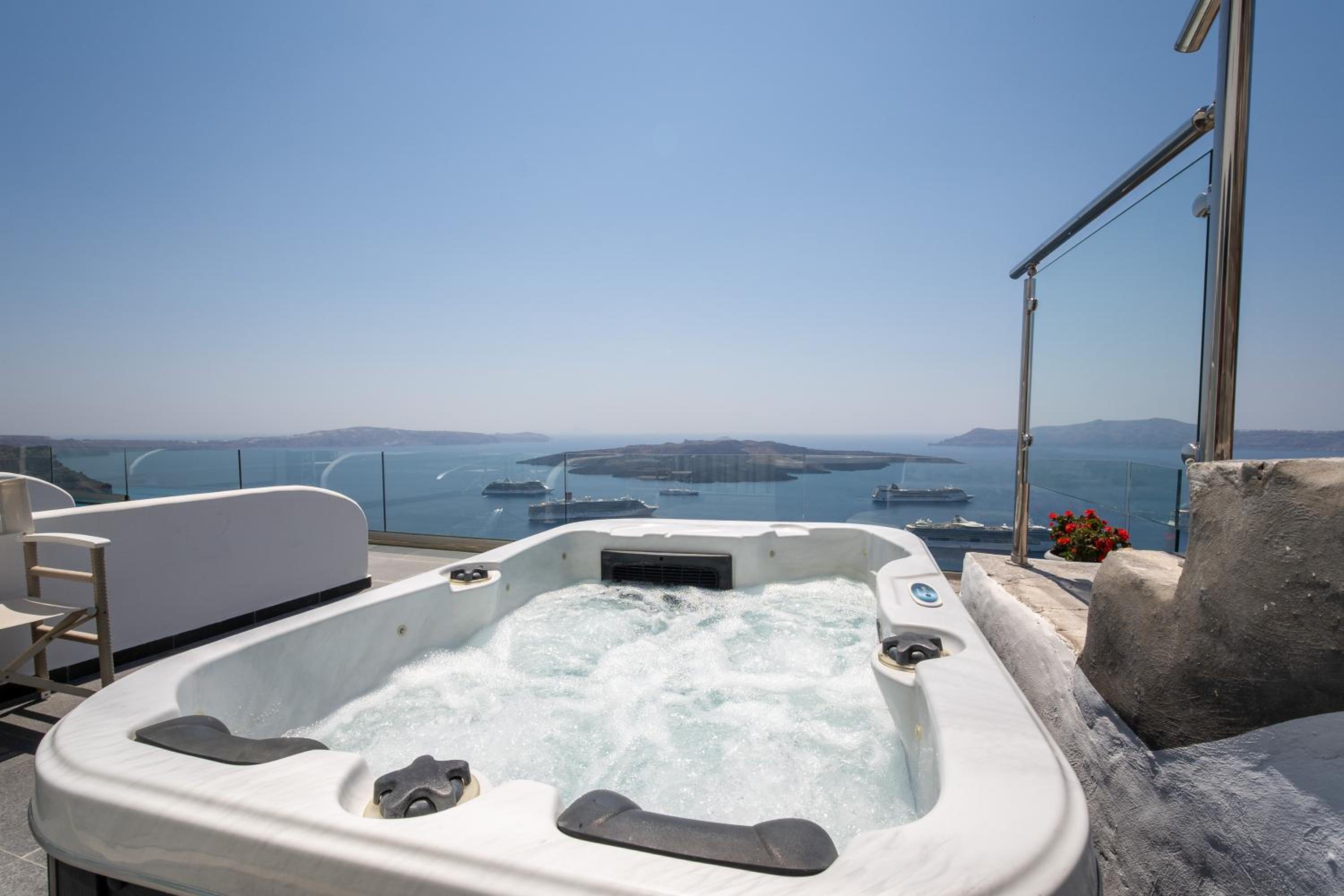 Superior Suite with Hot Tub and Caldera View - Photo 7