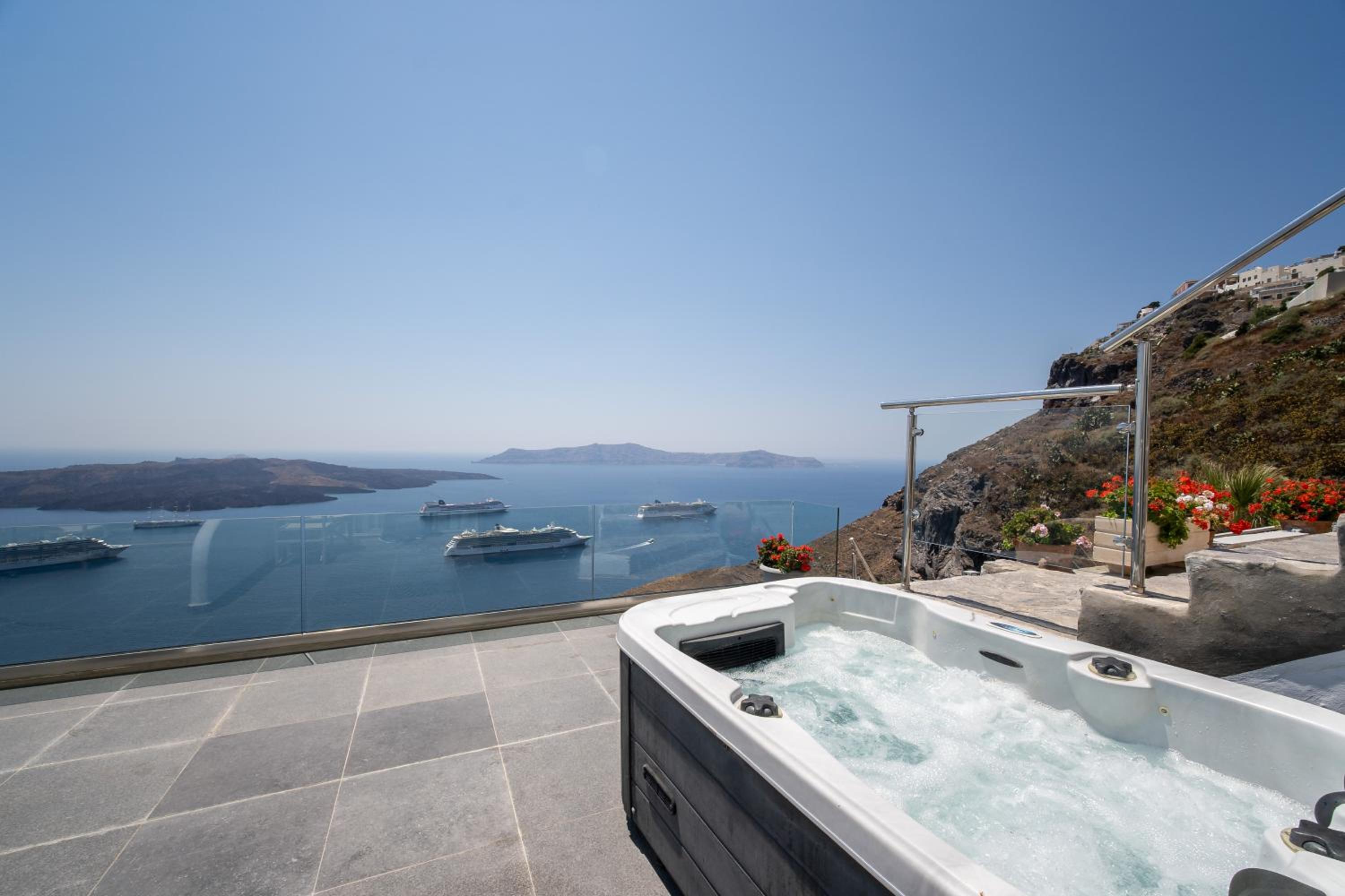 Superior Suite with Hot Tub and Caldera View - Photo 3