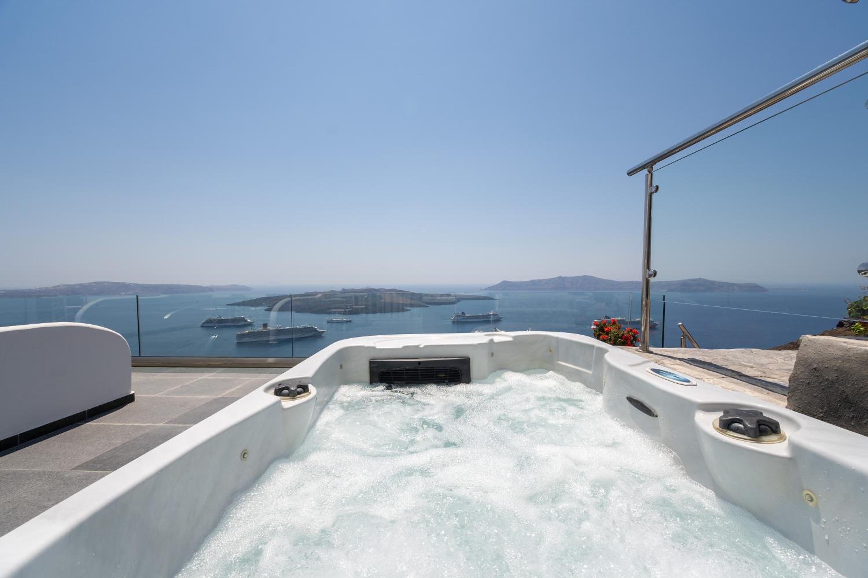 Deluxe Suite with Hot Tub and Caldera View - Photo 7