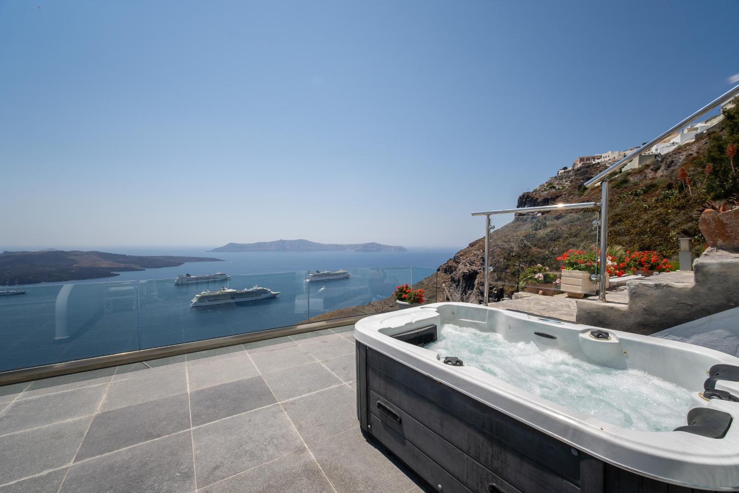 Deluxe Suite with Hot Tub and Caldera View - Photo 6