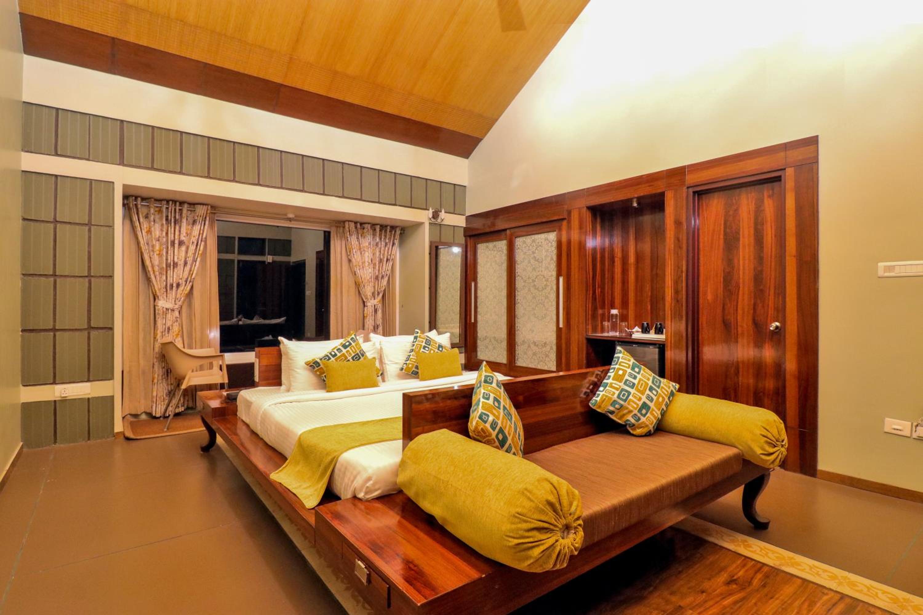 Superior Family Room photo 1