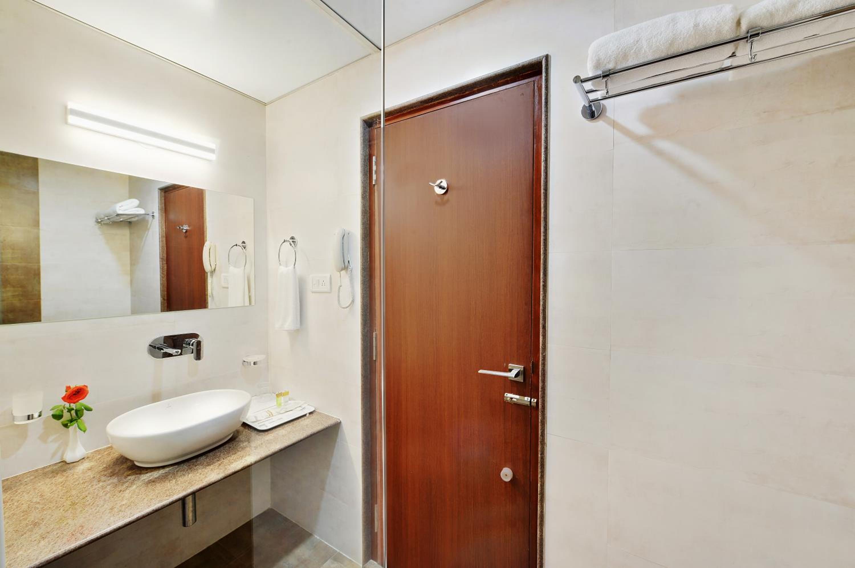 Suite - Photo 11