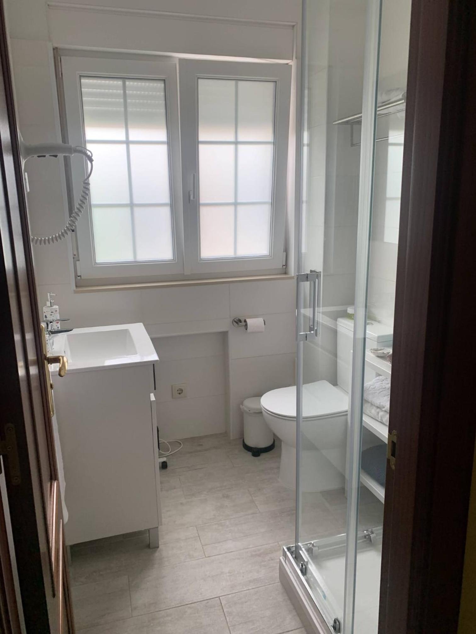 Double Room with Private Bathroom - Photo 9