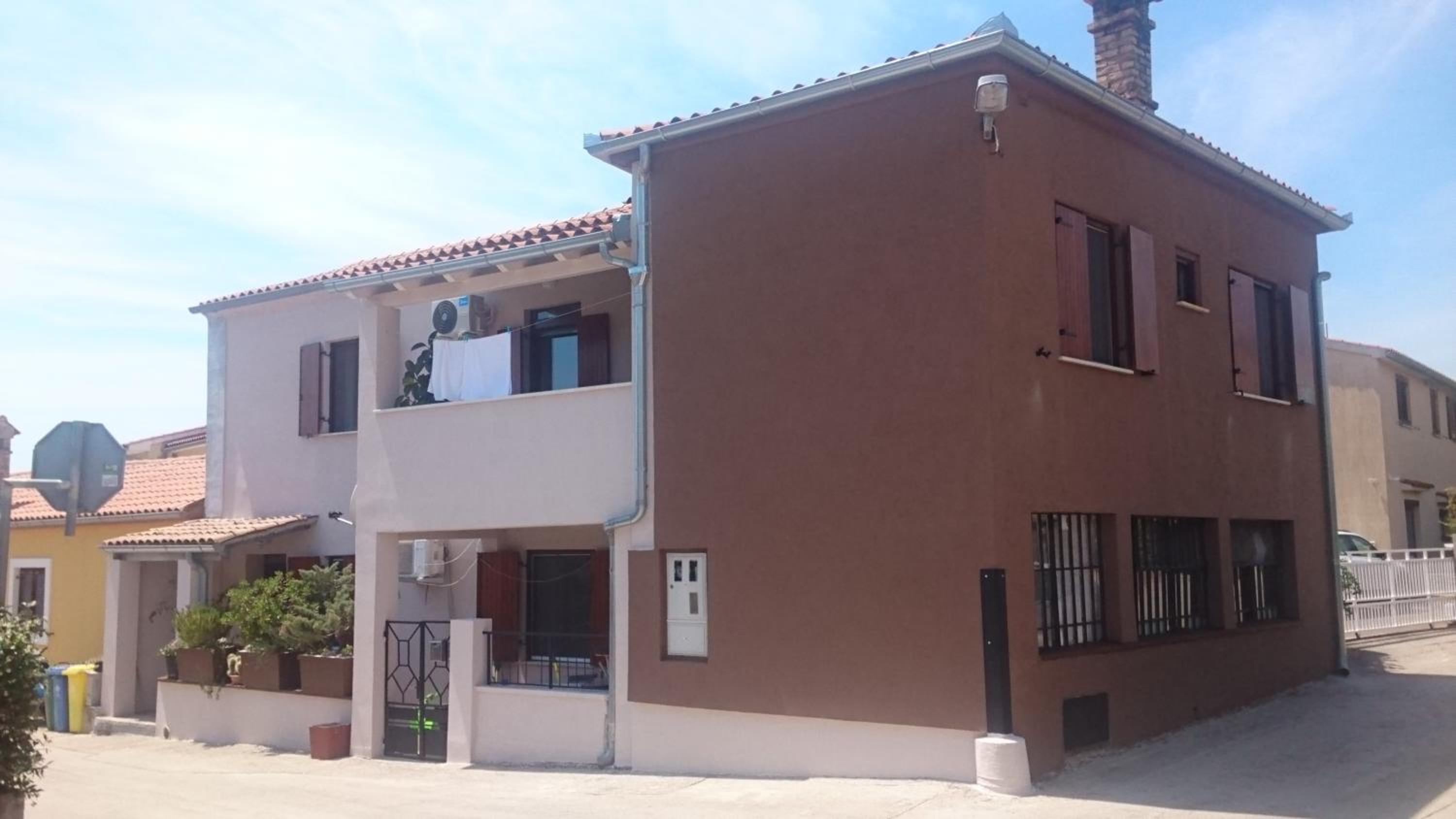 Apartment with Balcony - Photo 4
