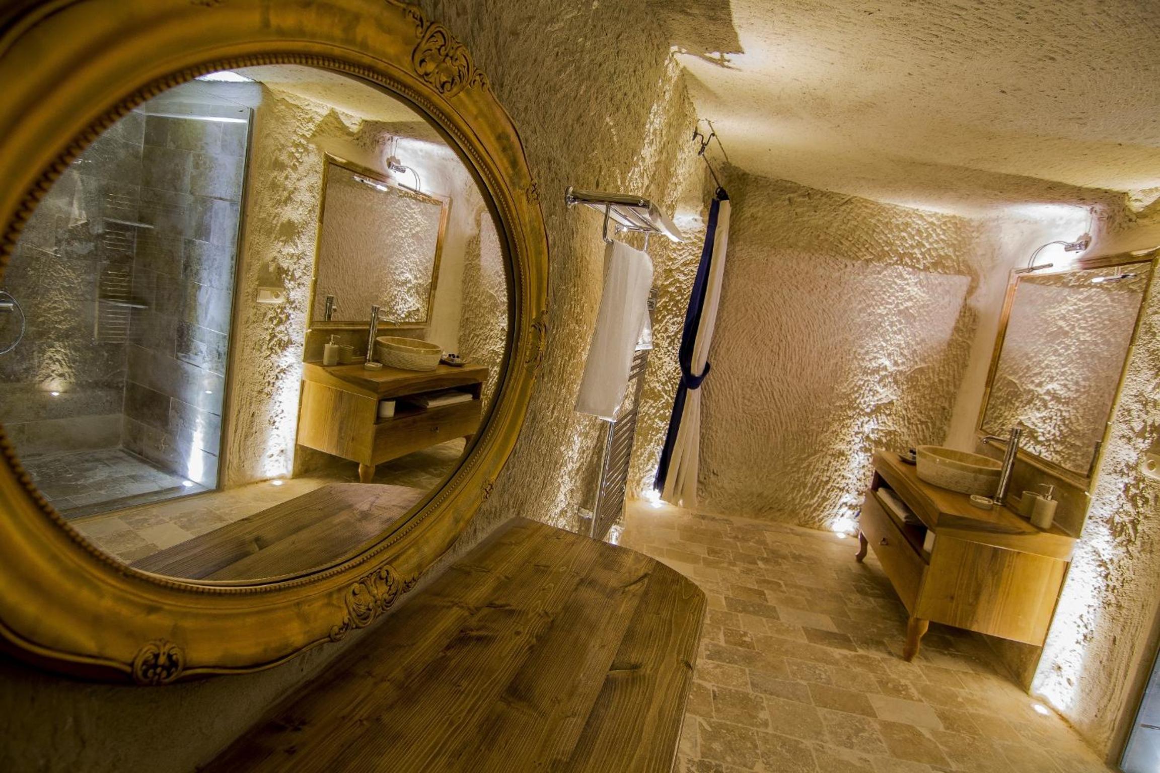 Honeymoon Cave Suite - Photo 3