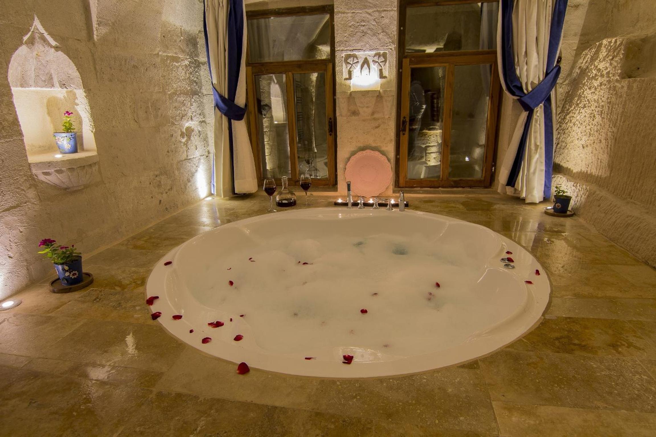 Honeymoon Cave Suite - Photo 4