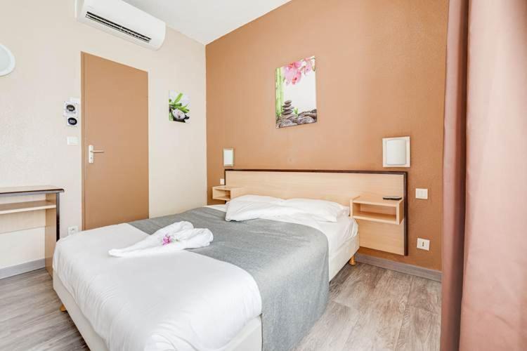 Double Room - Photo 7
